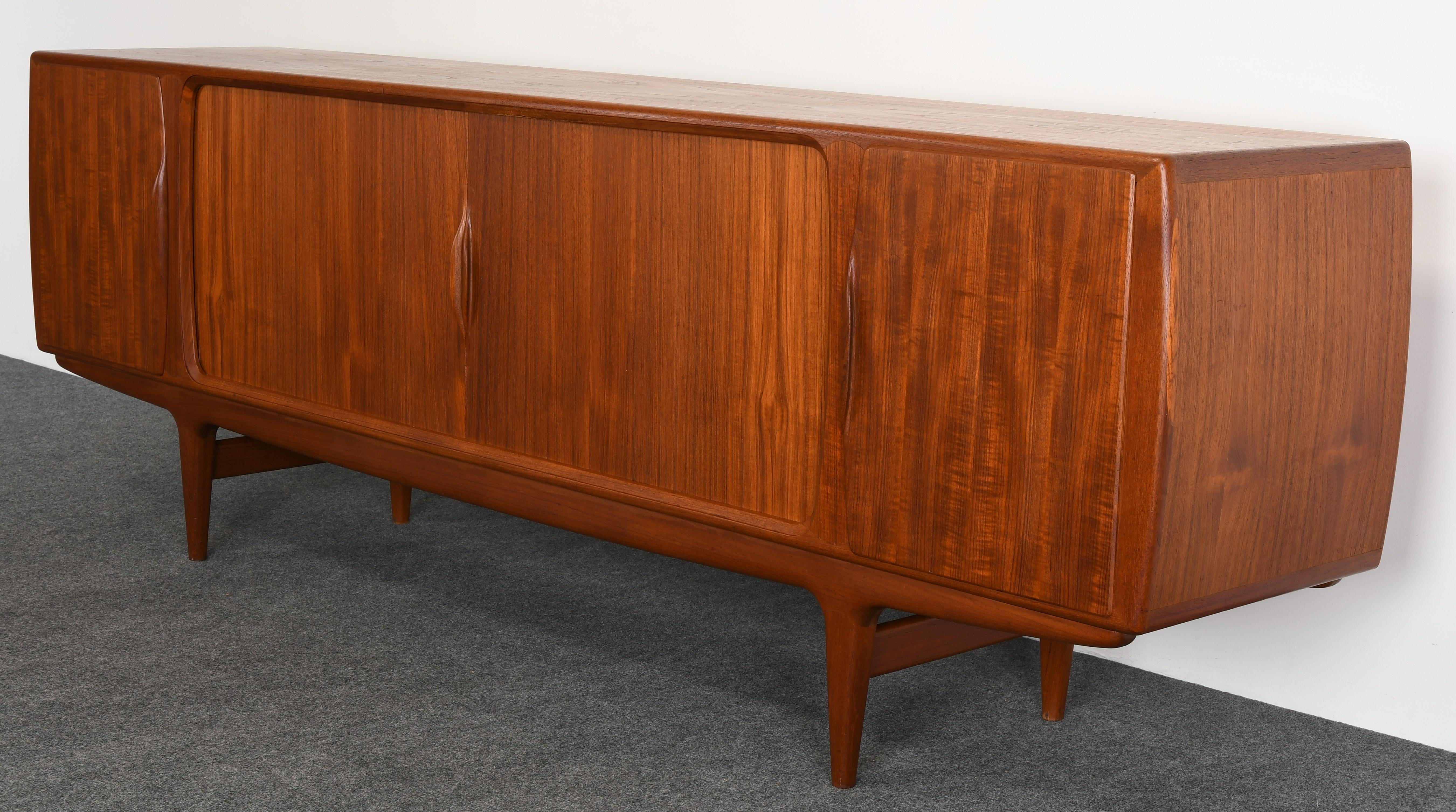 A stunning Mid-Century Modern teak credenza or sideboard designed by Johannes Andersen, 1950s. The interior has ample storage space with adjustable shelves and lined silverware drawers. Very good condition, some minor scratches to surface, not