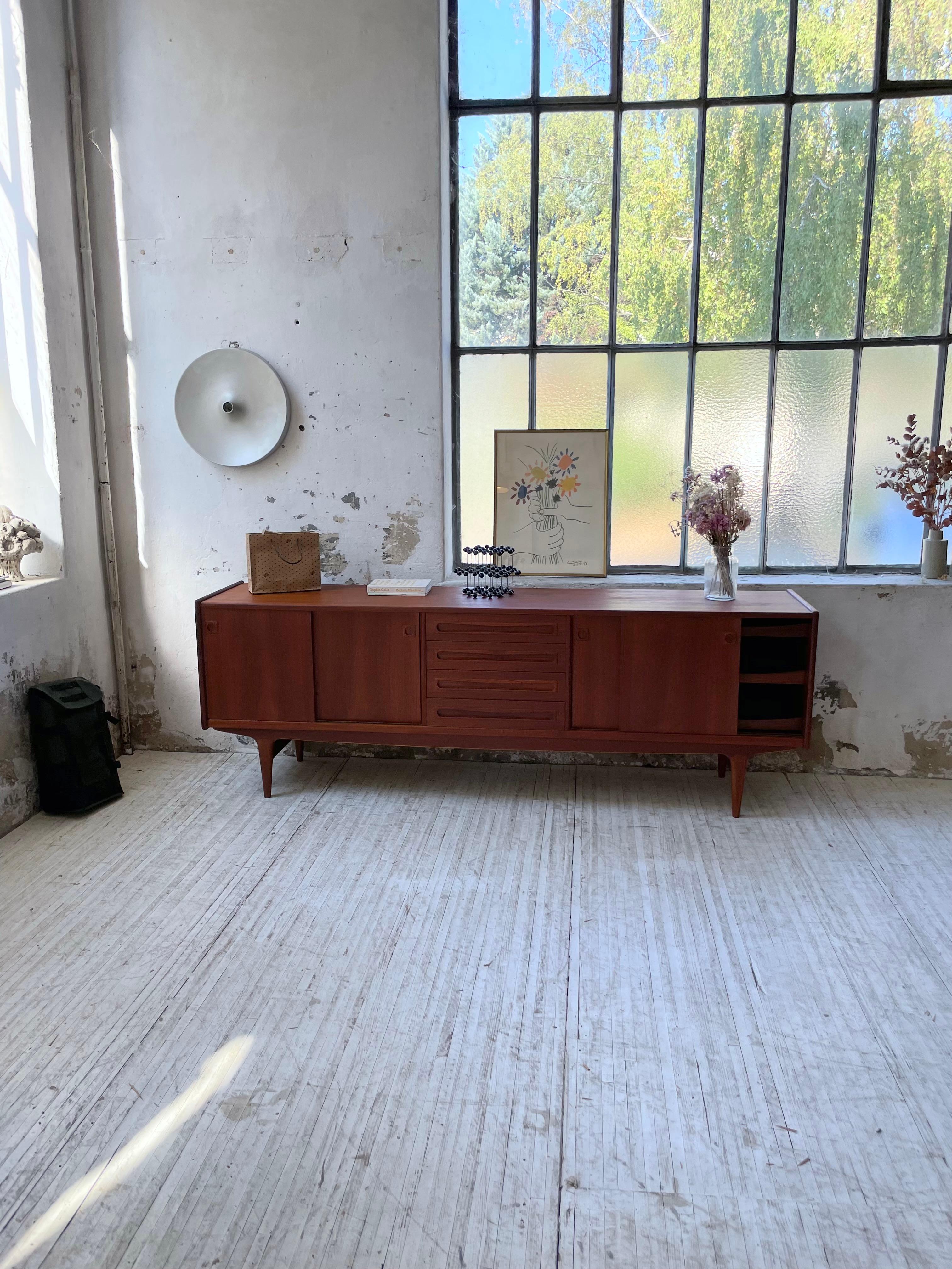 Old teak sideboard from the 60s designed by the famous Danish designer Johannes Andersen, and produced by Samcom.
This sideboard has been completely restored, sanded, treated and oiled. She has regained all her letters of nobility and the beautiful