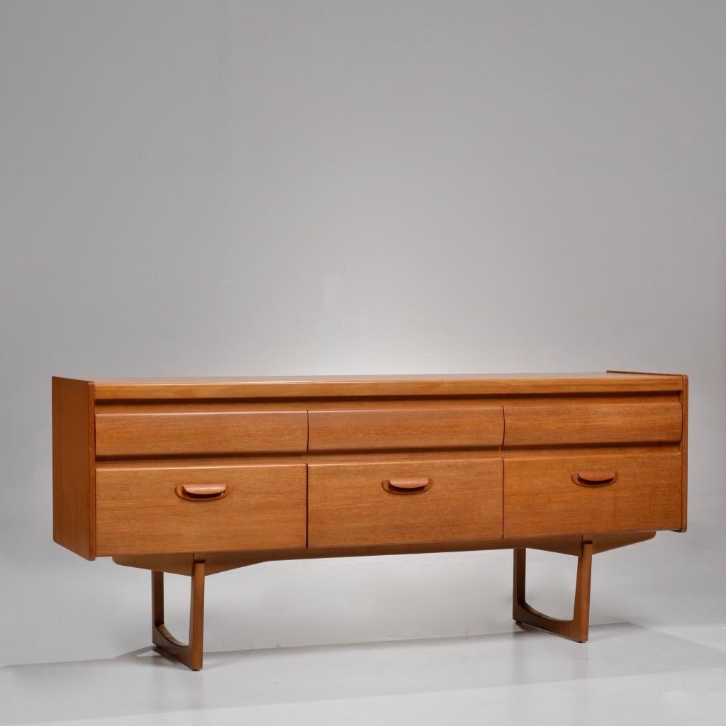 Teak credenza made in the UK by William Lawrence of Nottingham, circa 1970.
Featuring six drawers, curved corners, and sleigh legs. Perfect TV stand.