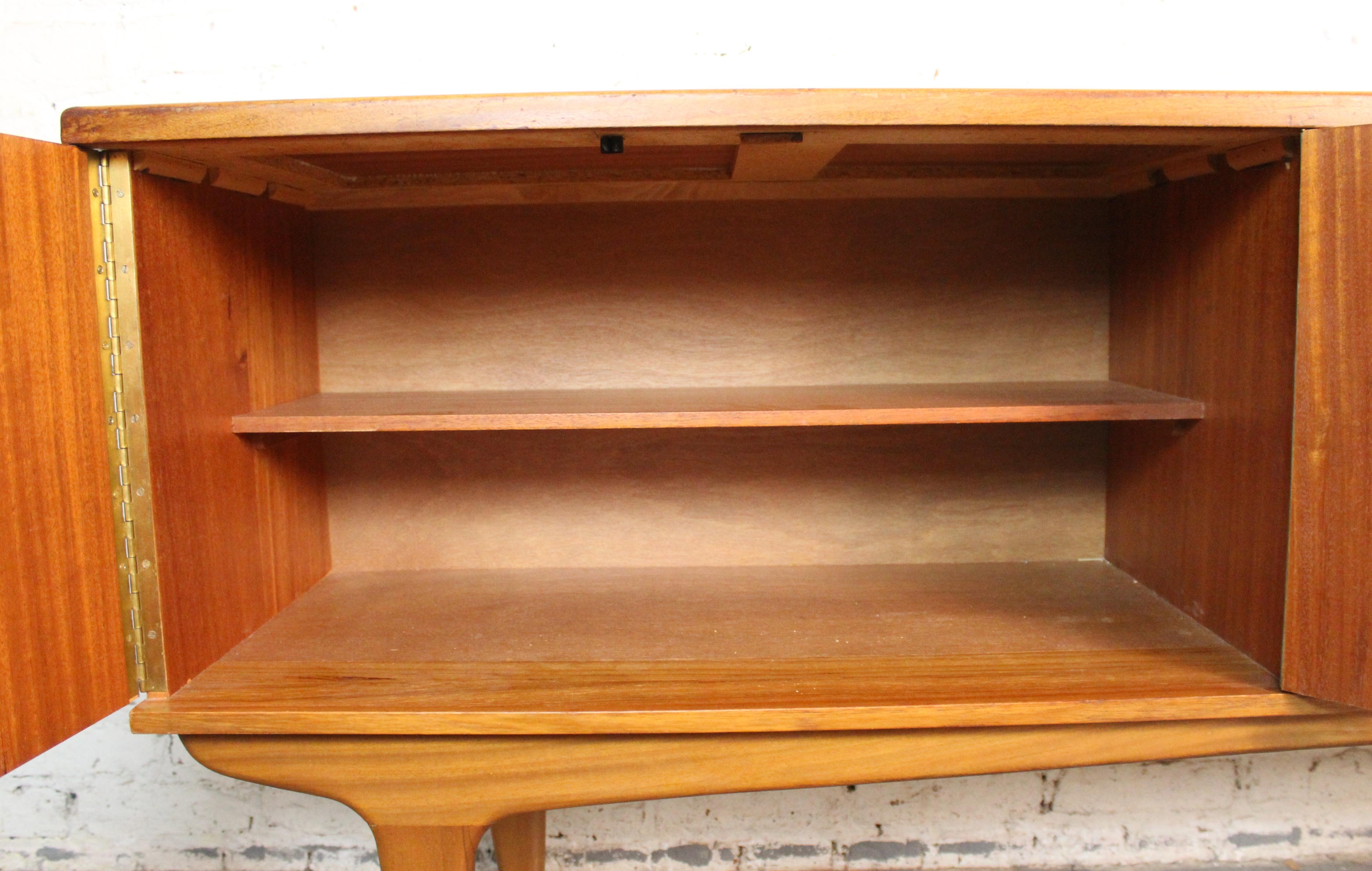 Credenza in teak con frontale a scomparsa in vendita 4