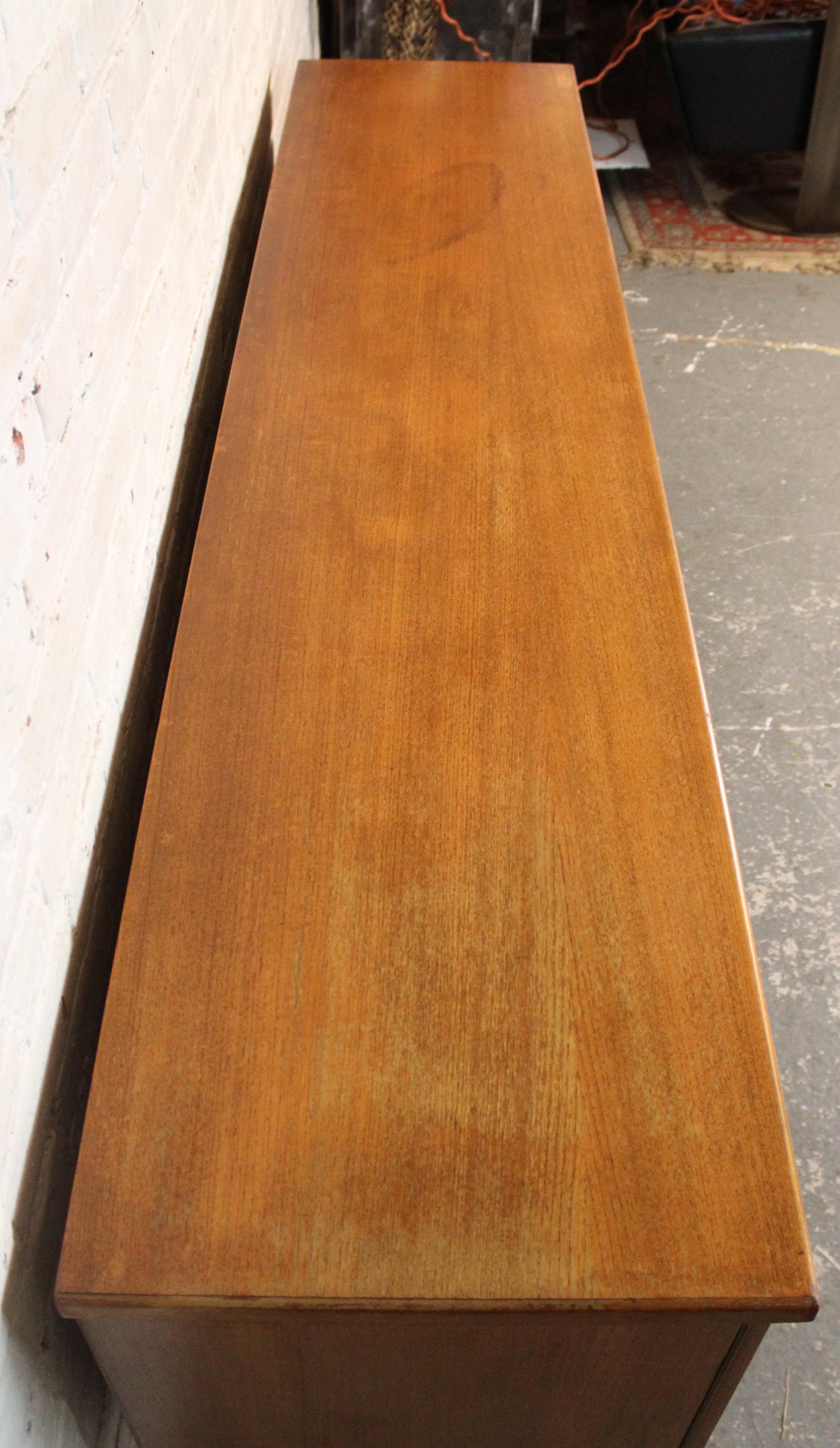 Credenza in teak con frontale a scomparsa in vendita 9