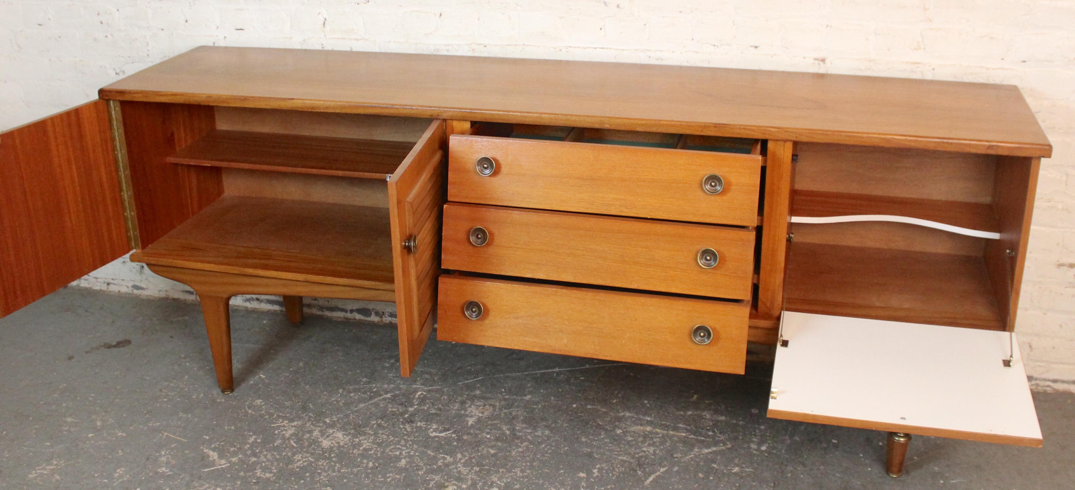 Mid-Century moderno Credenza in teak con frontale a scomparsa in vendita