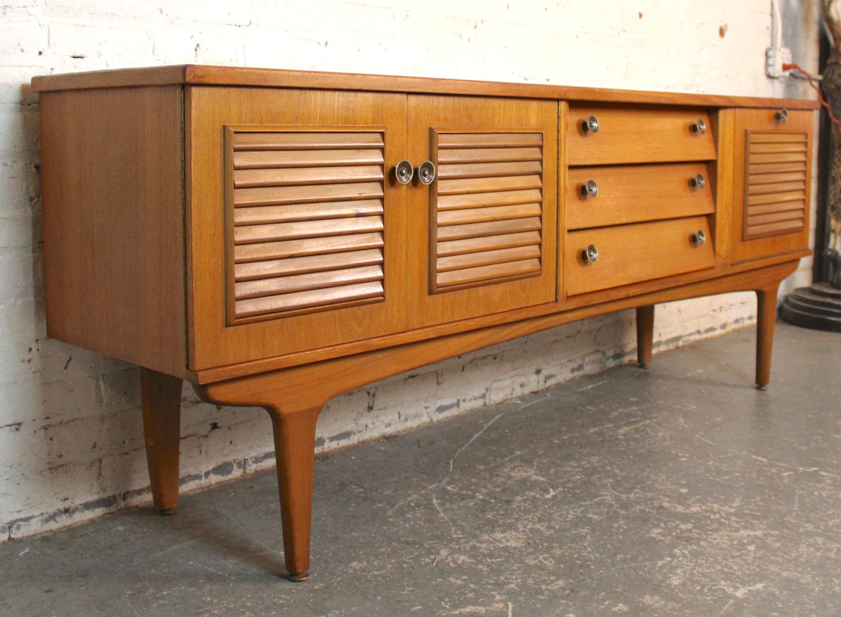 Credenza in teak con frontale a scomparsa In condizioni buone in vendita a Brooklyn, NY