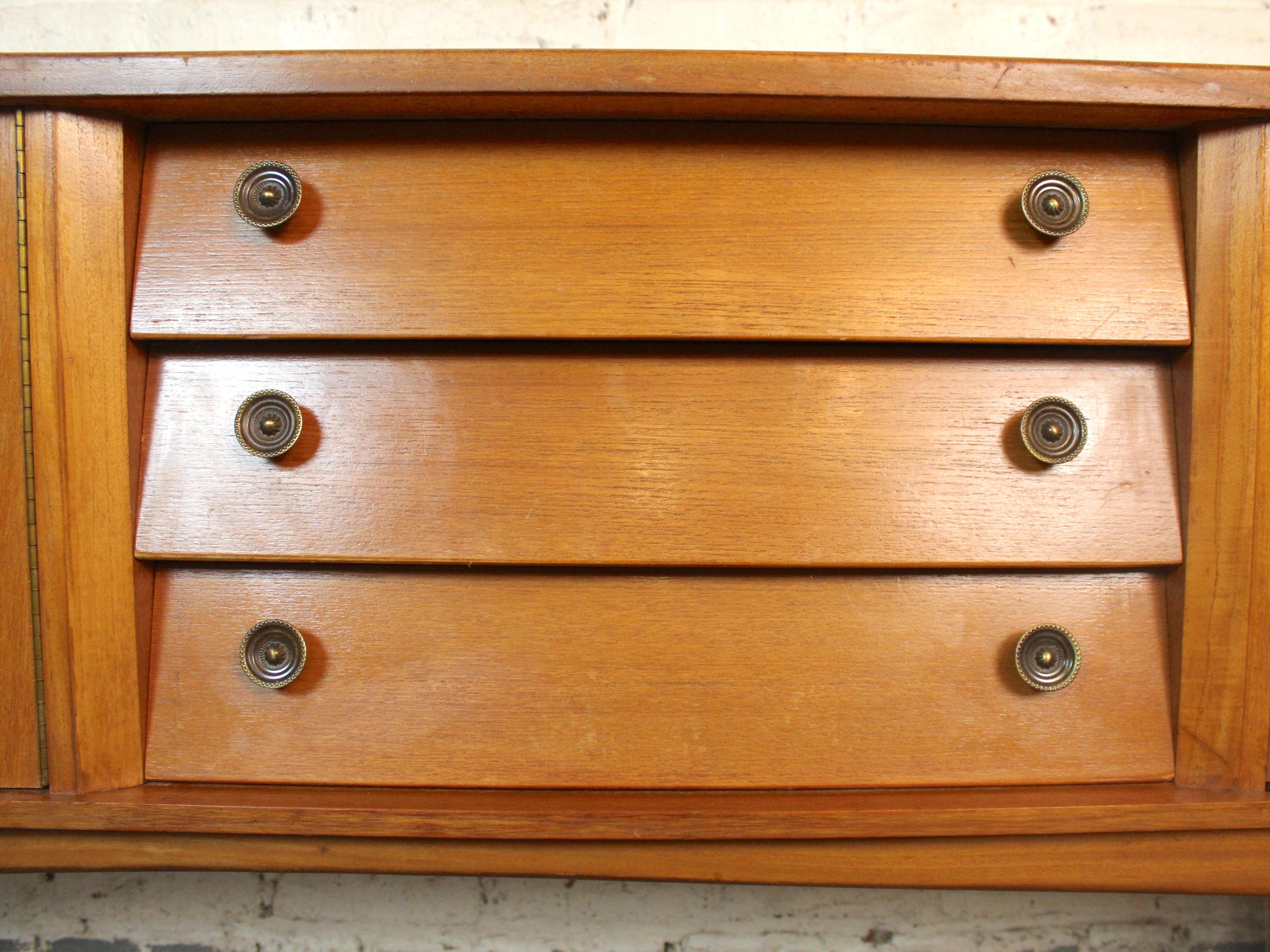 Credenza in teak con frontale a scomparsa in vendita 1