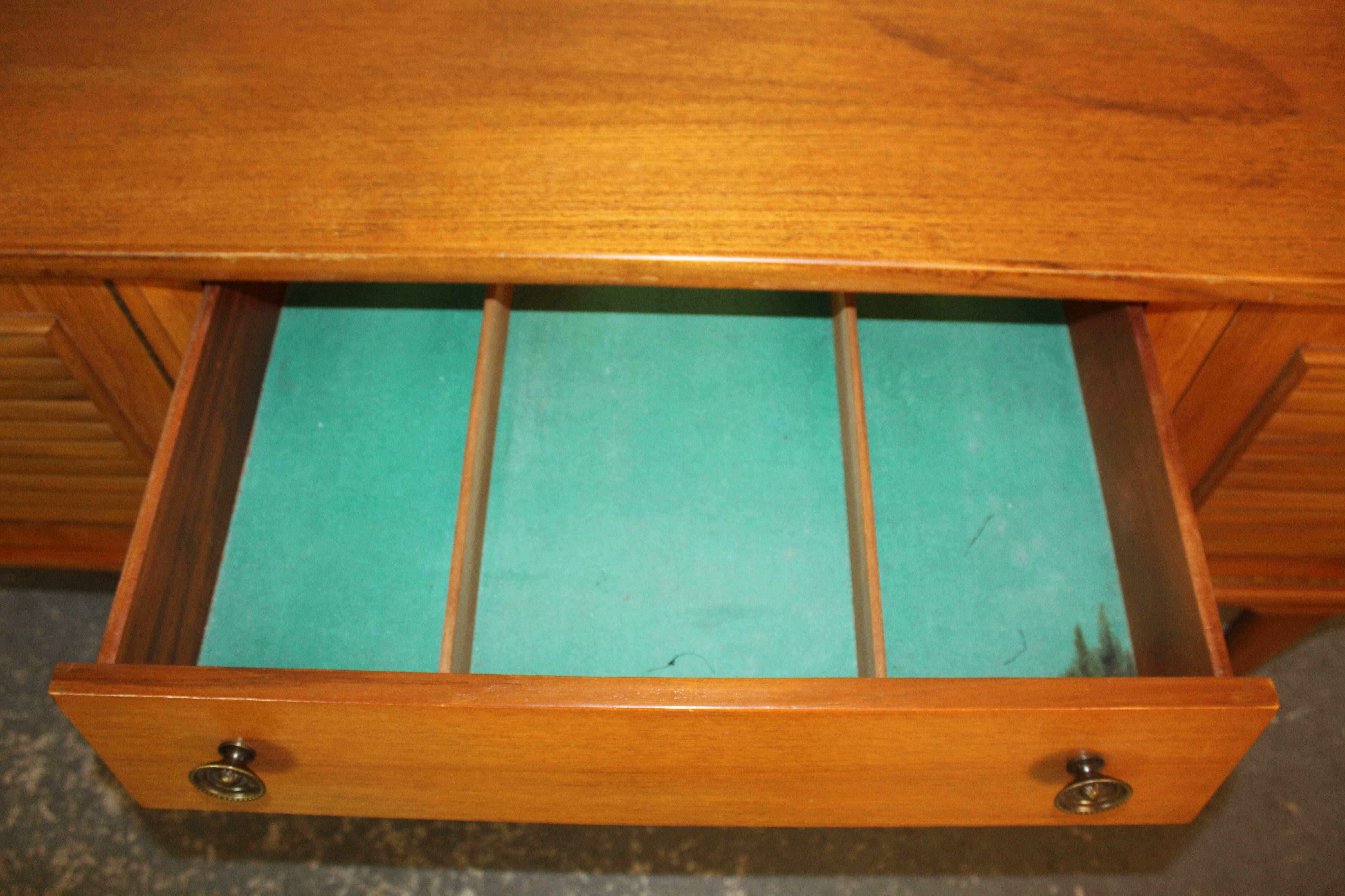 Credenza in teak con frontale a scomparsa in vendita 2