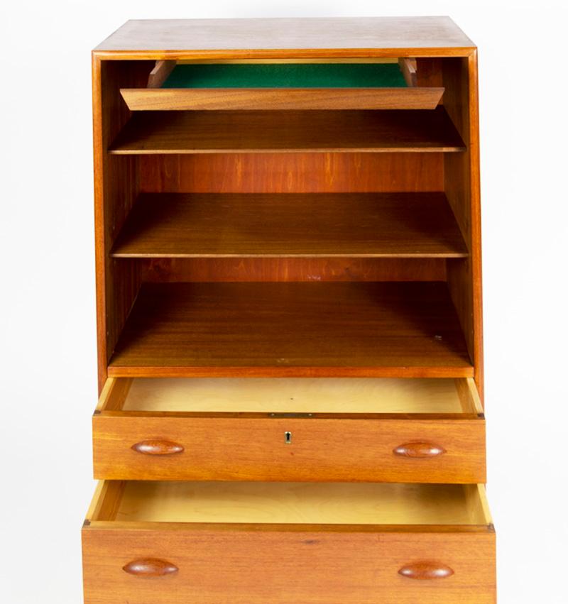 Very nice teak cabinet, made for dining room to carry dinner ware and cutlery.
Two drawers completes the cabinet, which gives you space for linnen, napkins and other.
Under stamped with manufacturers name Harald Nielsen, Denmark.