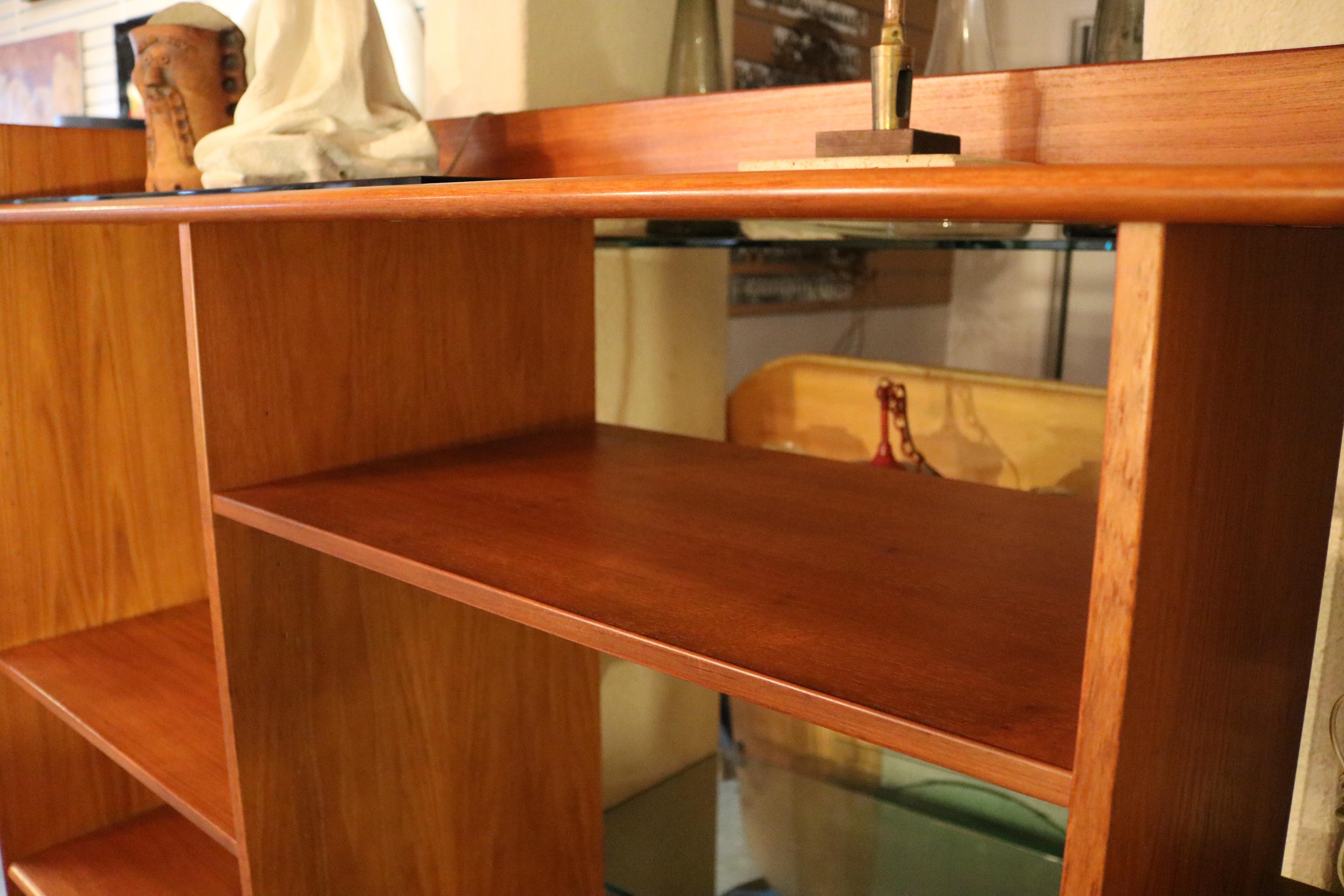 Teak Danish Bookshelf In Good Condition In Pasadena, CA