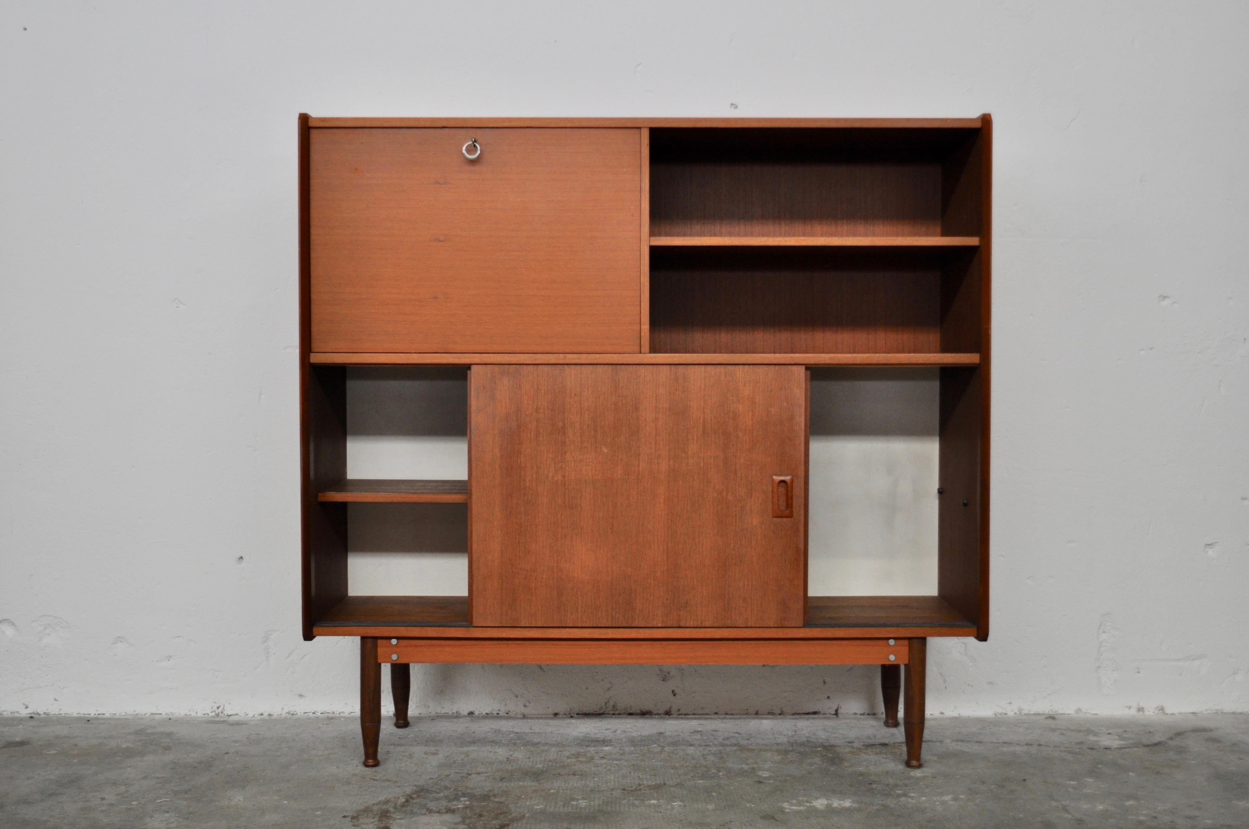 With sliding doors and internal shelves. Leg structure in teak wood. Perfect condition. Country of origin Danish.