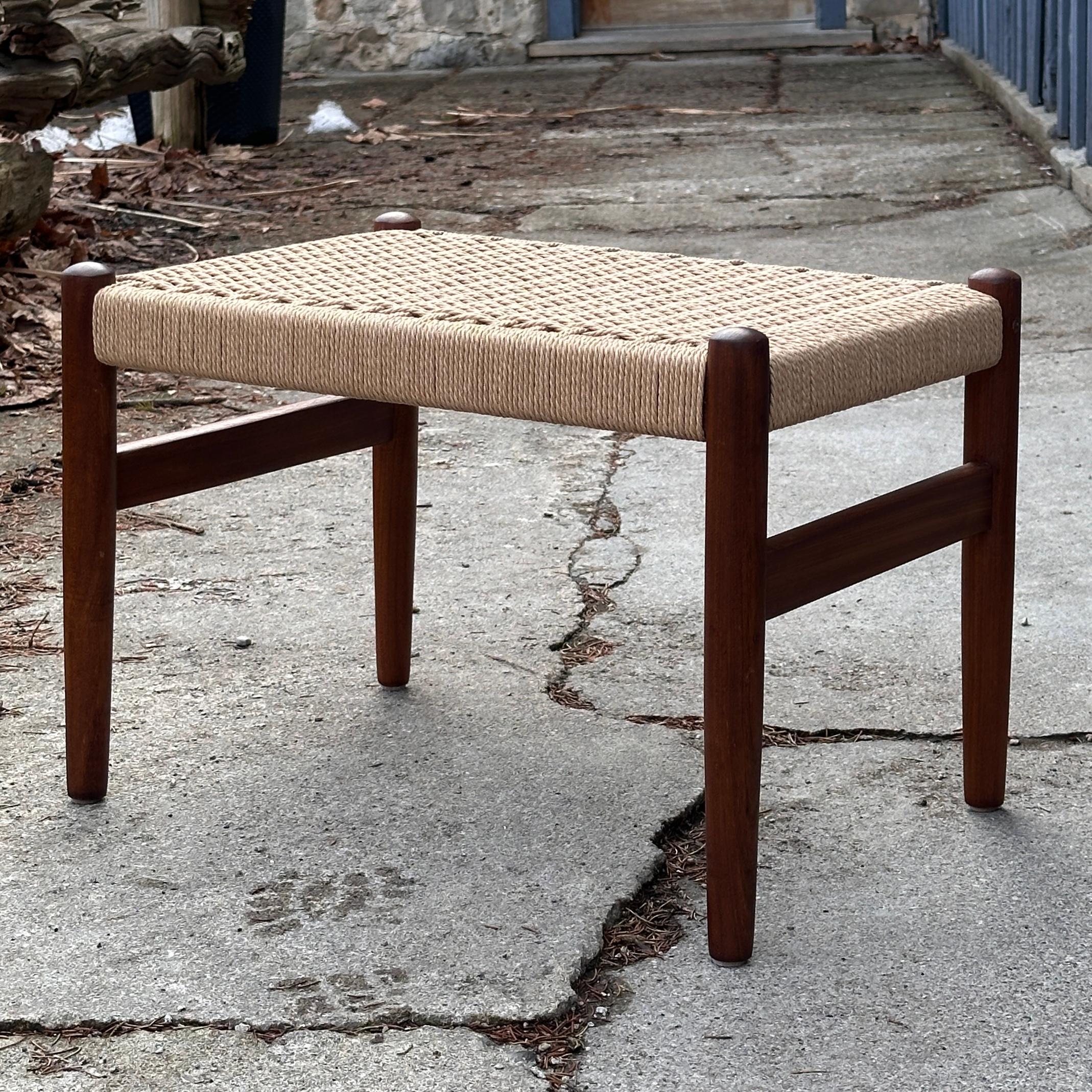 Pouf/pedana in teak vintage. Convertito da una seduta imbottita. Appena cordato e rifinito. In ottime condizioni.