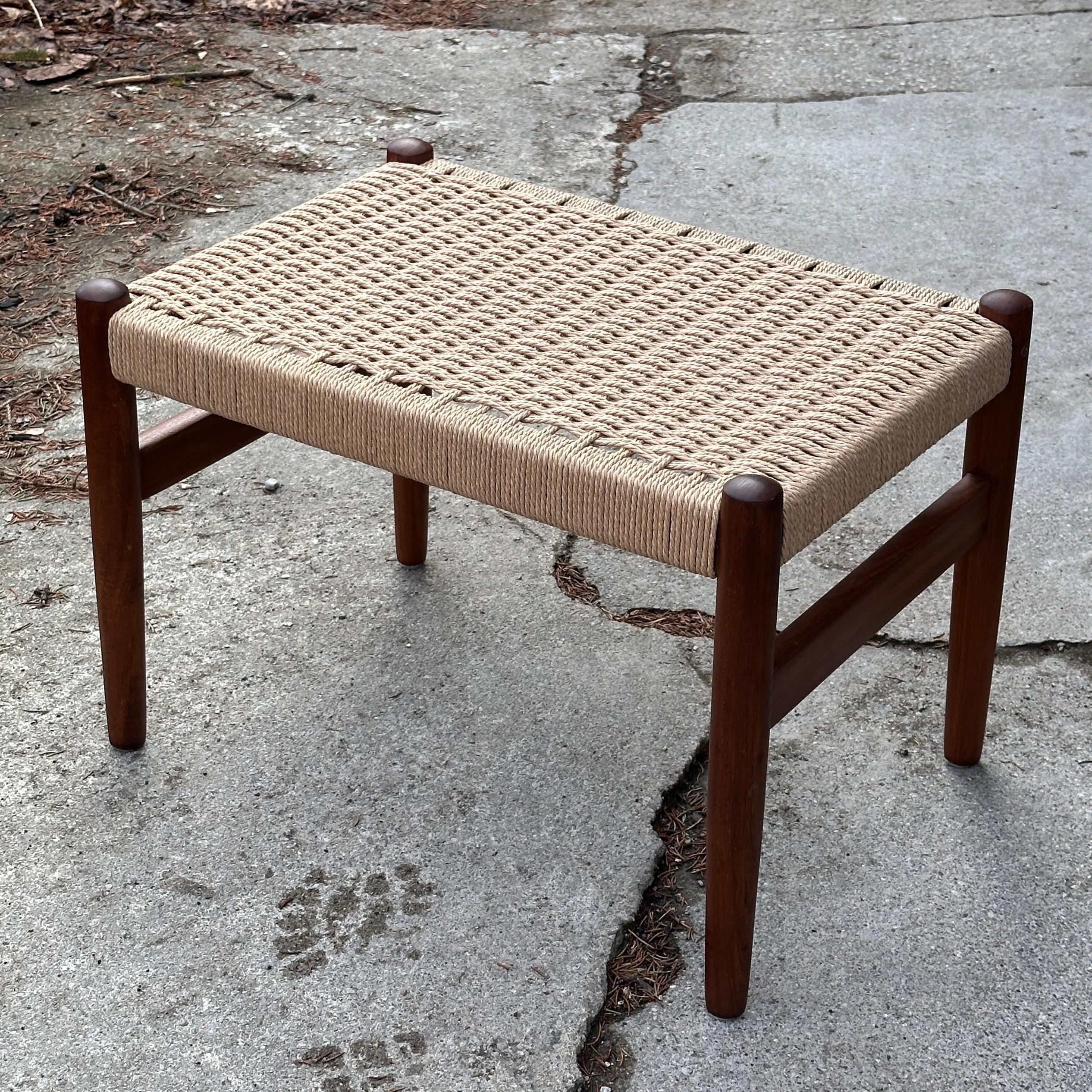Mid-Century moderno Sgabello/optano in teak e corde danesi in vendita