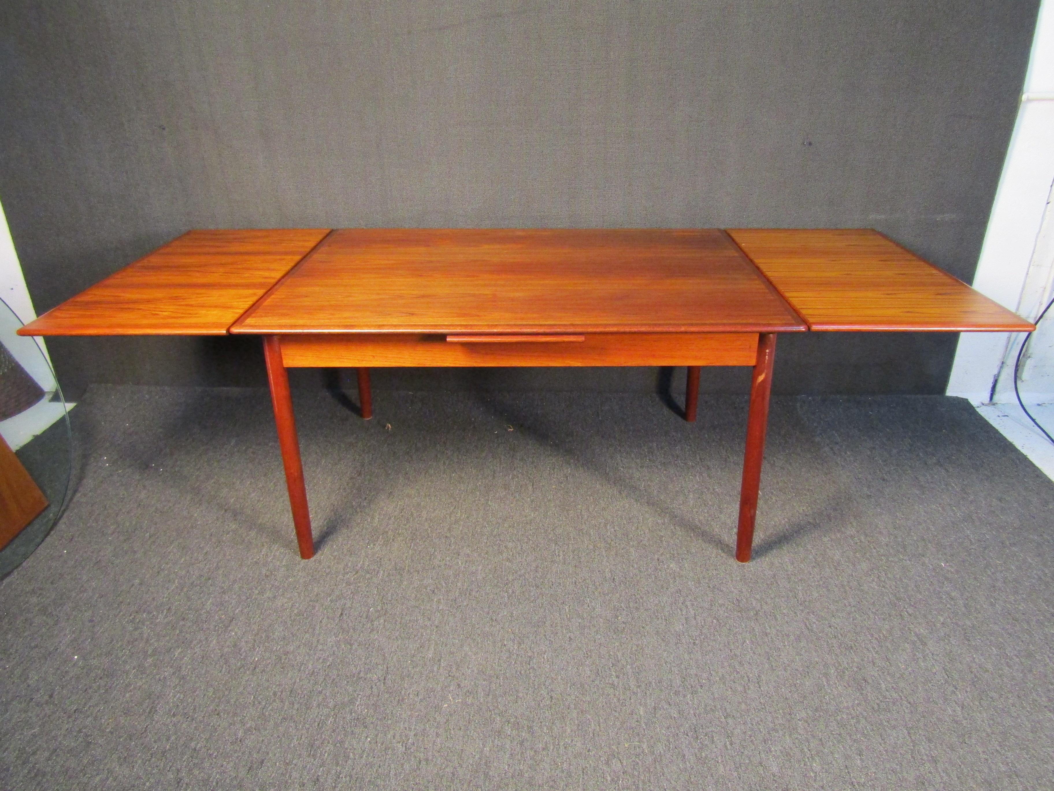 Teak Danish Dining Table In Good Condition For Sale In Brooklyn, NY