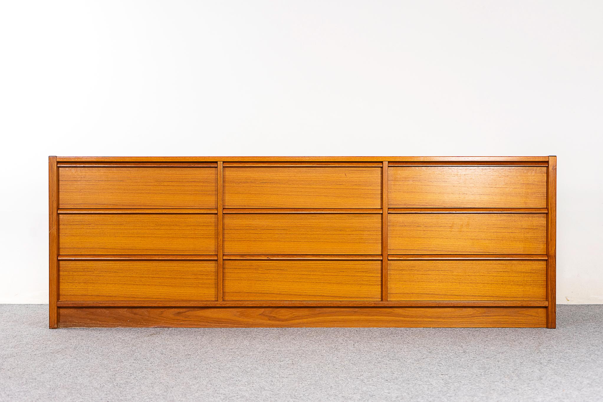 Teak dresser by Jesper International, circa 1970's. Robust construction with beautiful veneer top and drawer faces. Dovetail construction with integrated, horizontal sleek drawer pulls. Very nice as-is condition!

Unrestored item with option to