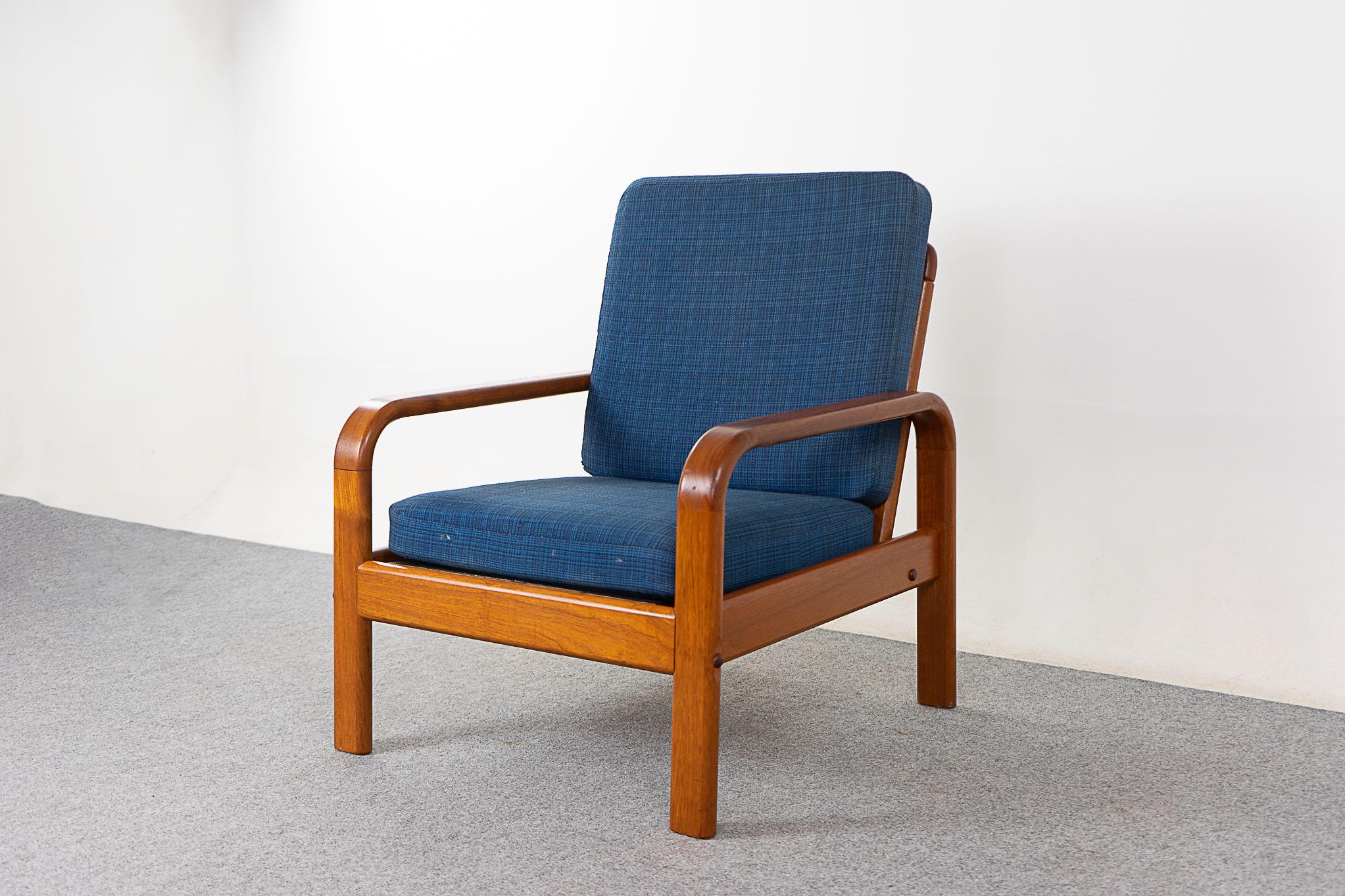 Teak Danish Lounge Chair In Good Condition For Sale In VANCOUVER, CA