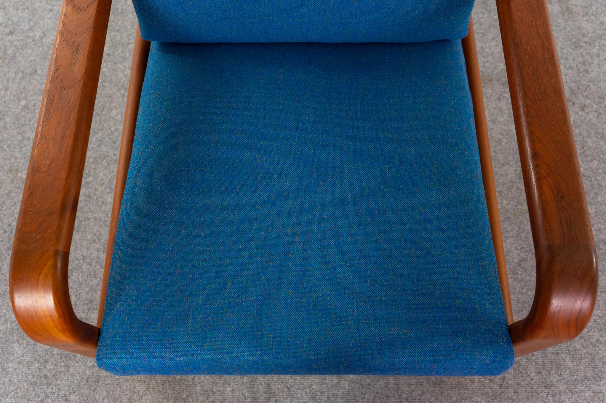 Silla danesa de teca mediados del siglo XX en venta