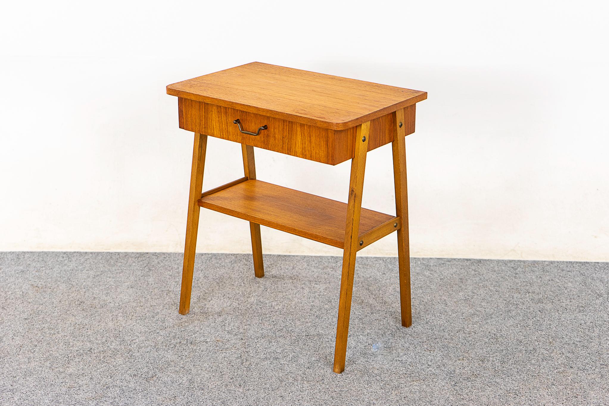 Teakholz Dänischer Mid-Century Nachttisch im Angebot 3