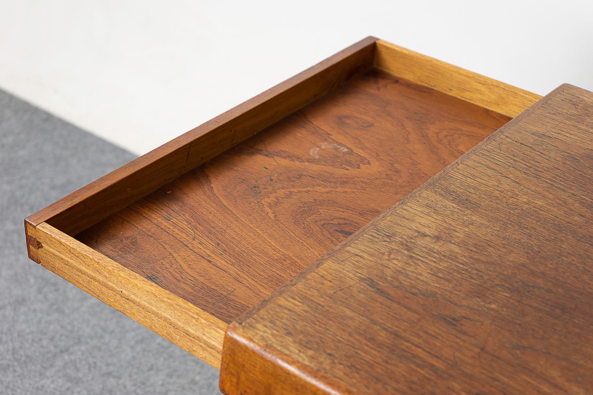 Teak Danish Mid-Century Modern Coffee Table  In Good Condition For Sale In VANCOUVER, CA