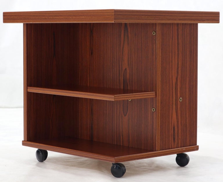 Teak Danish Mid-Century Modern Rolling Bookcase End Table Stand In Good Condition For Sale In Rockaway, NJ