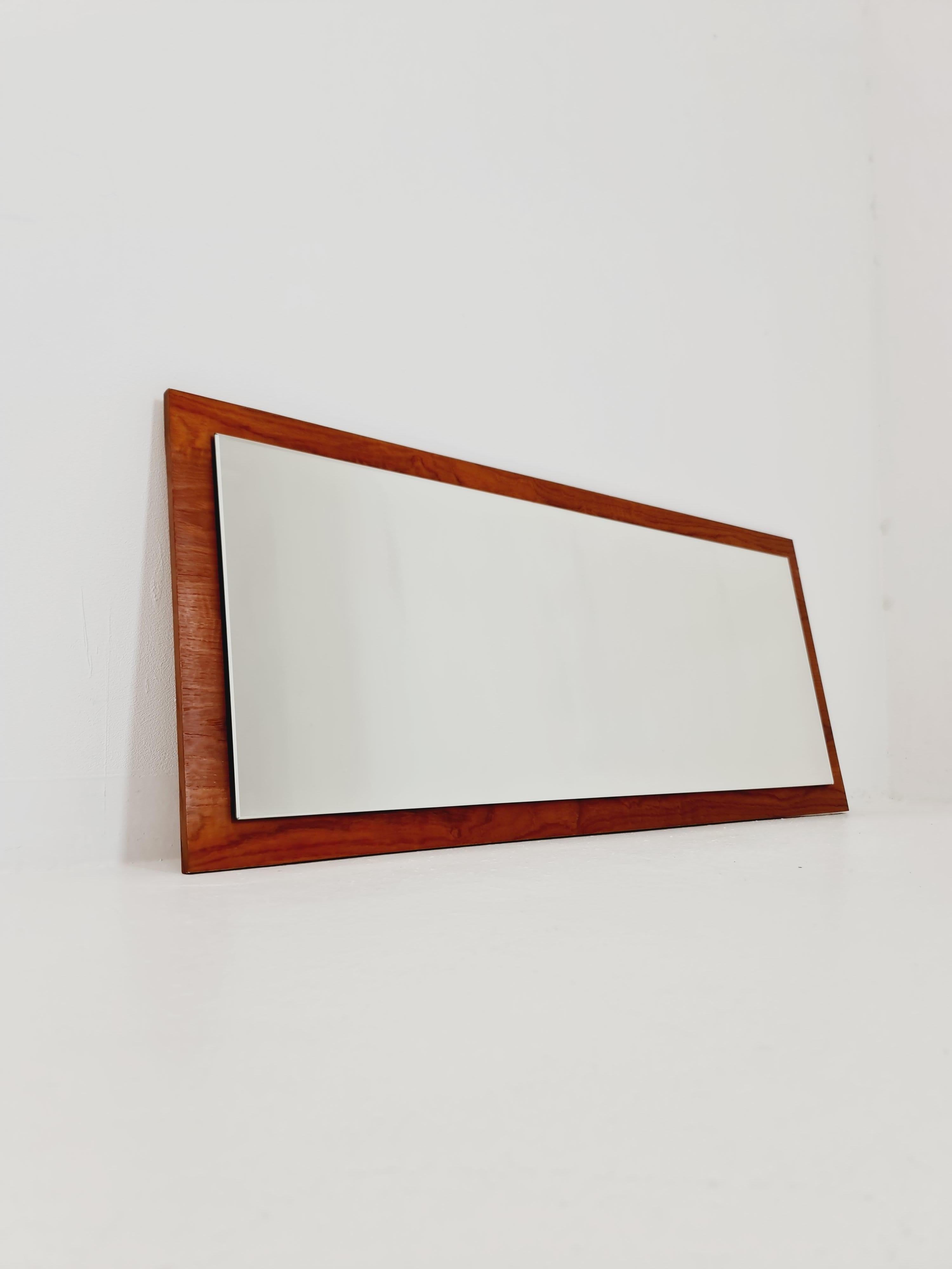 Specchio da parete danese di metà secolo moderno in teak, anni '60 in vendita 4