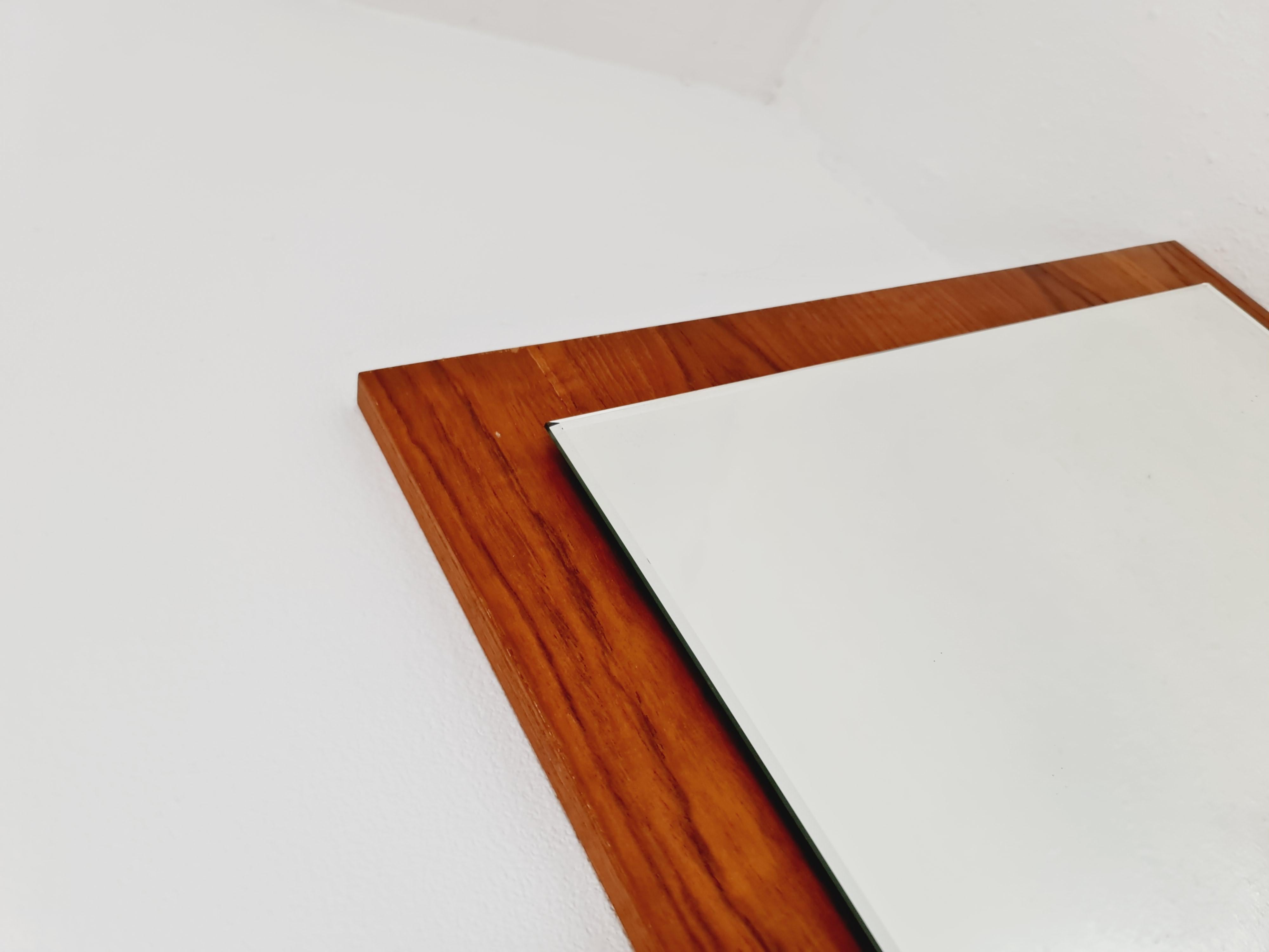 Specchio da parete danese di metà secolo moderno in teak, anni '60 in vendita 5