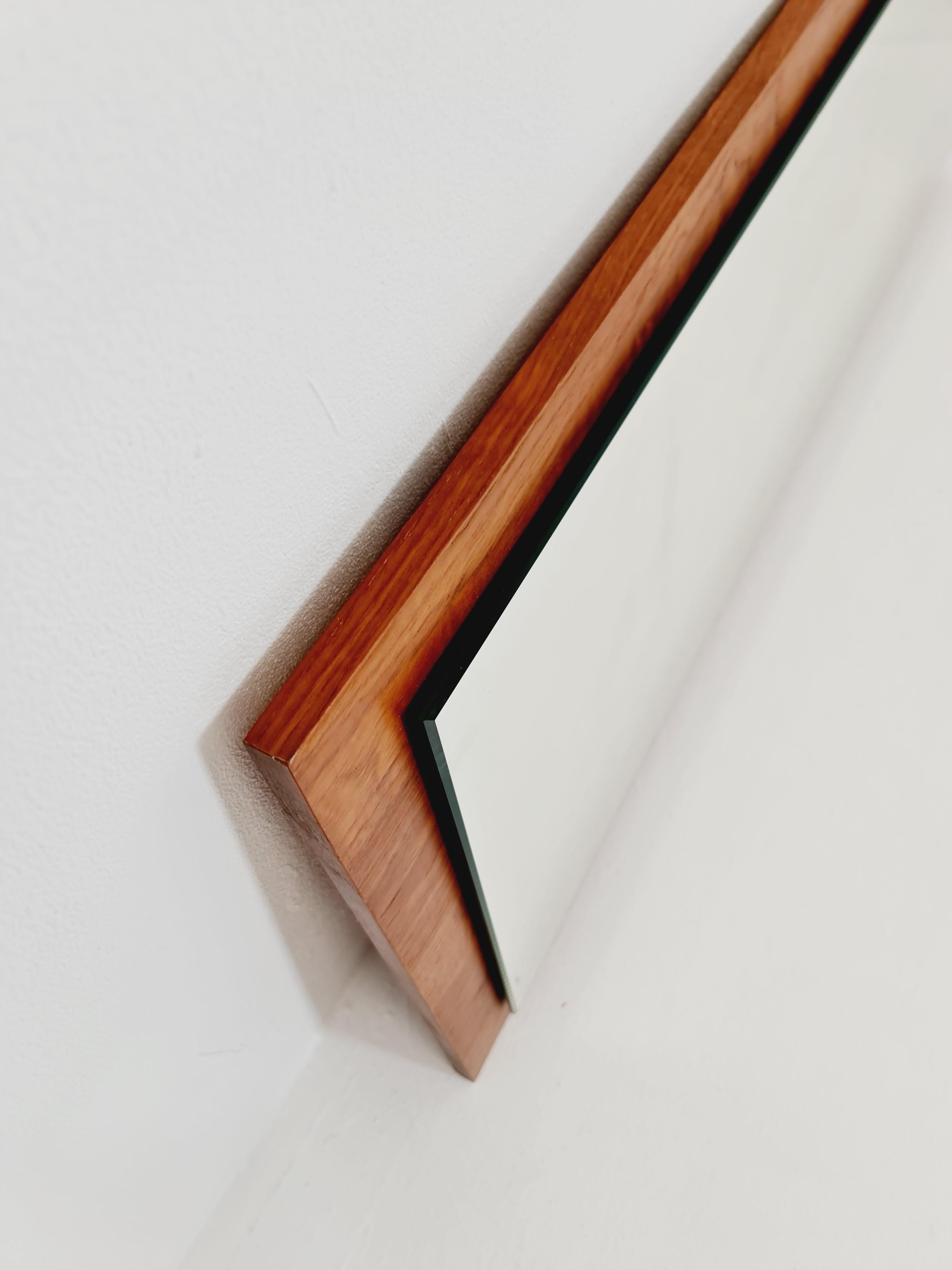Specchio da parete danese di metà secolo moderno in teak, anni '60 in vendita 6