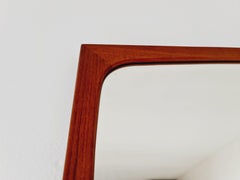 Espejo de pared danés de madera de teca de la Modernidad de mediados de siglo, años 60