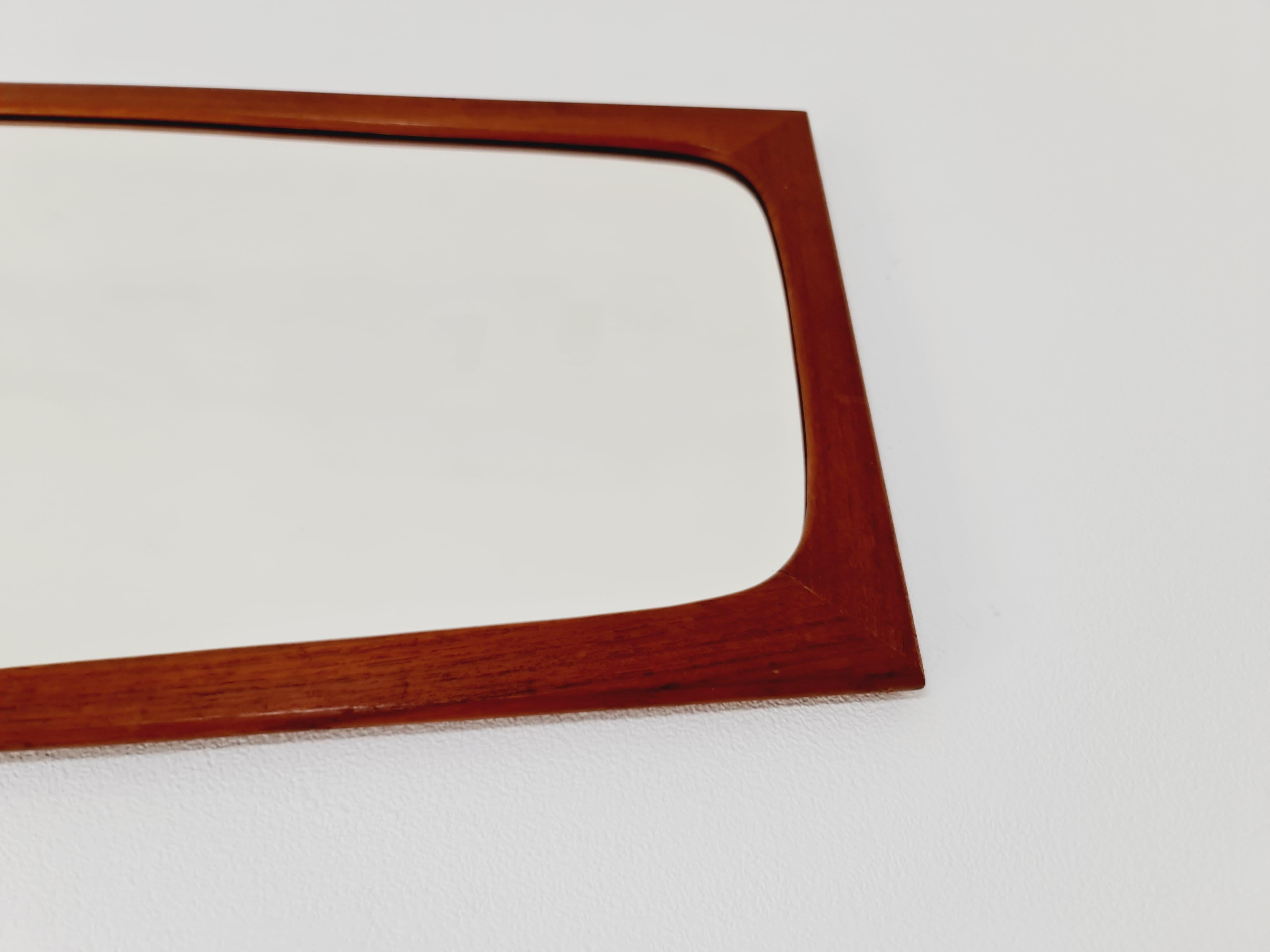 Mid-Century moderno Specchio da parete danese di metà secolo moderno in teak, anni '60 in vendita