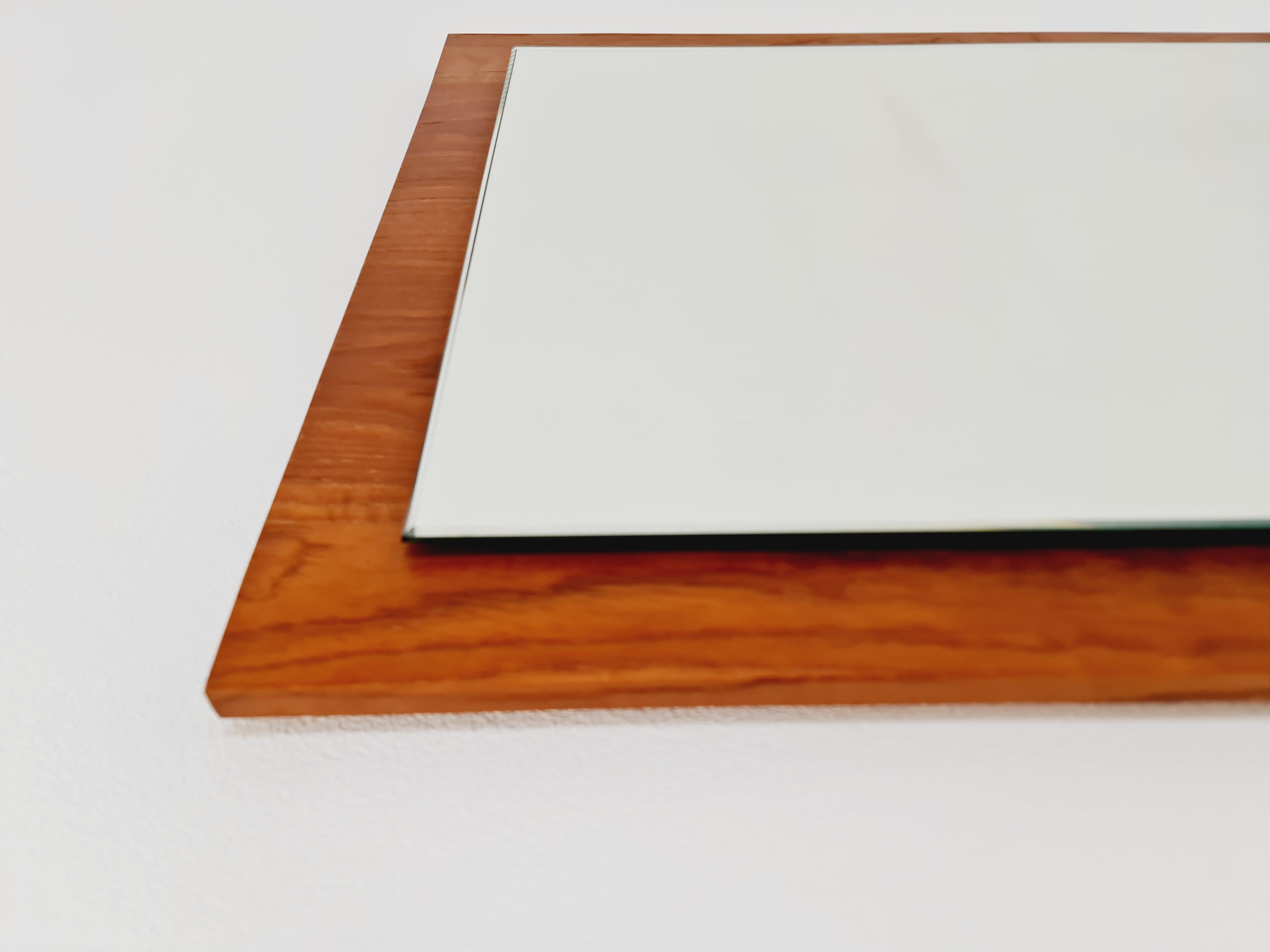Specchio da parete danese di metà secolo moderno in teak, anni '60 in vendita 1