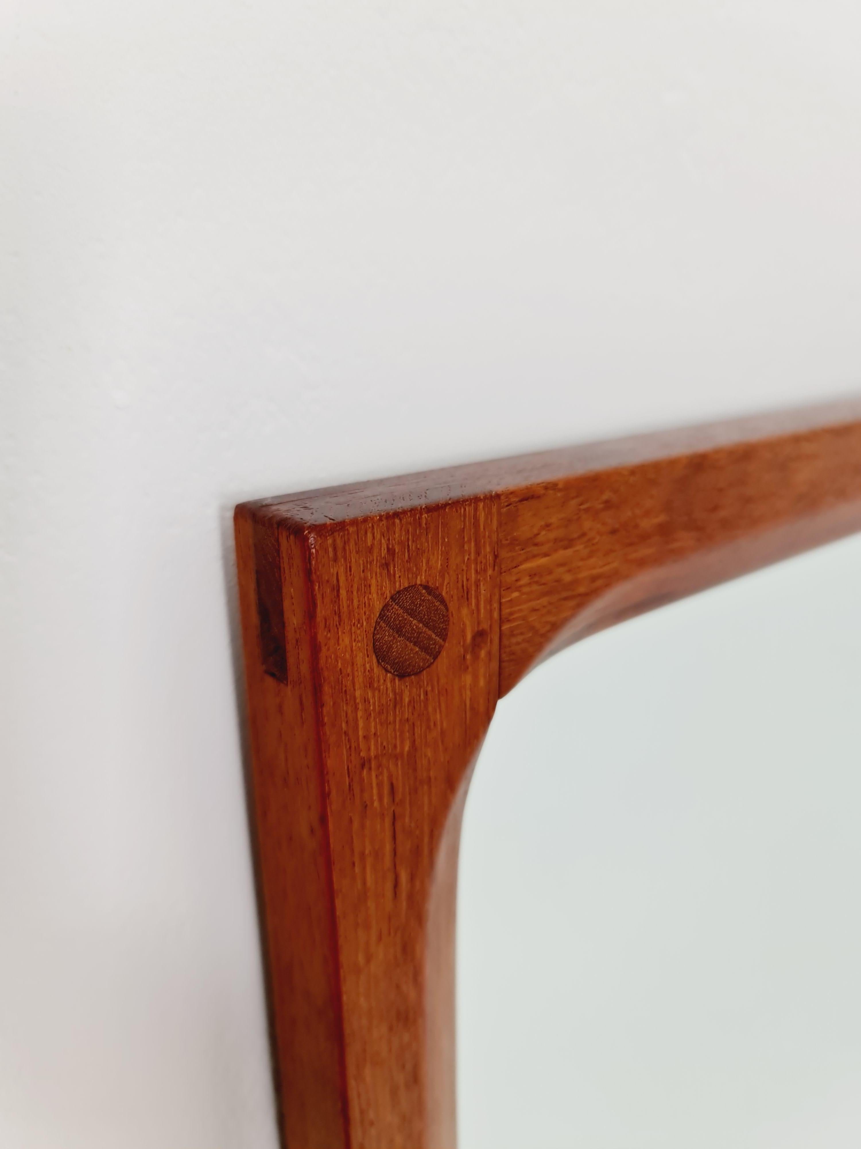 Espejo de pared danés de estilo moderno de mediados de siglo, de teca, por Aksel Kjersgaard,  1960s

Fabricado en Dinamarca 

Diseño:  Aksel Kjersgaard 


Materiales: madera de teca , cristal

Altura:  80 centímetros Anchura: 43,5 centímetros