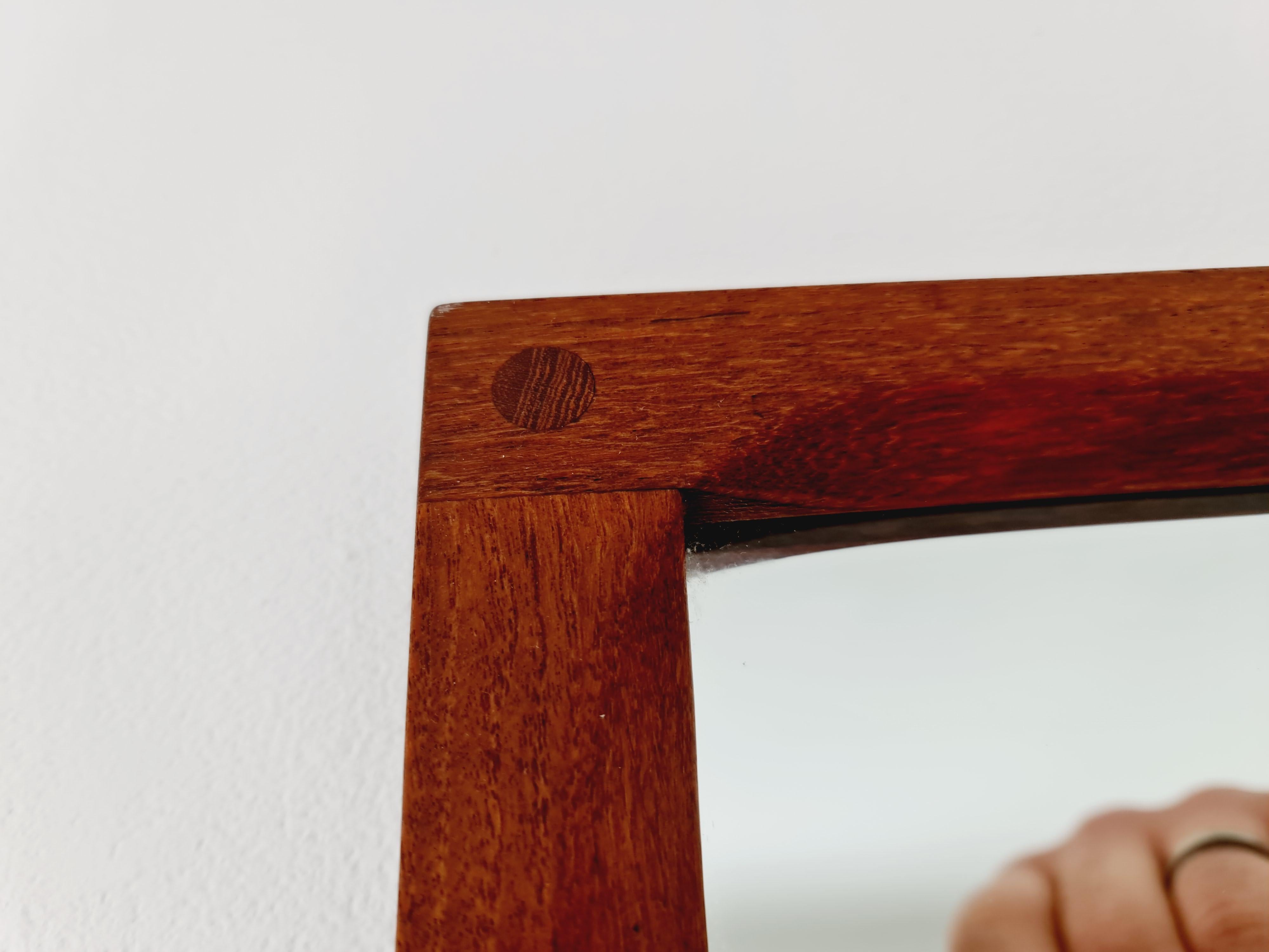 Espejo de pared danés de madera de teca de la modernidad de mediados de siglo Por Aksel Kjersgaard, años 60 Moderno de mediados de siglo en venta