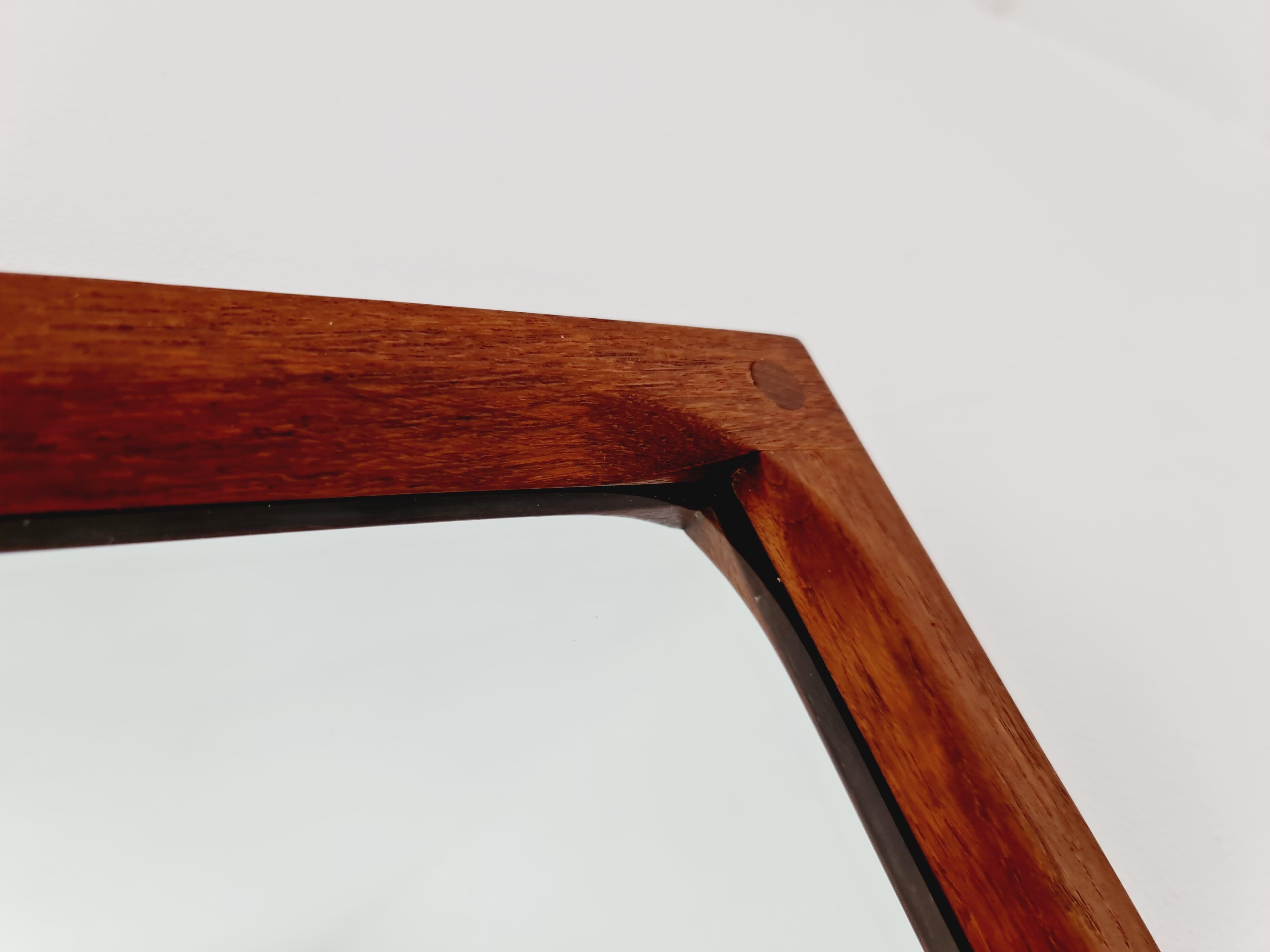 Espejo de pared danés de madera de teca de la modernidad de mediados de siglo Por Aksel Kjersgaard, años 60 Danés en venta