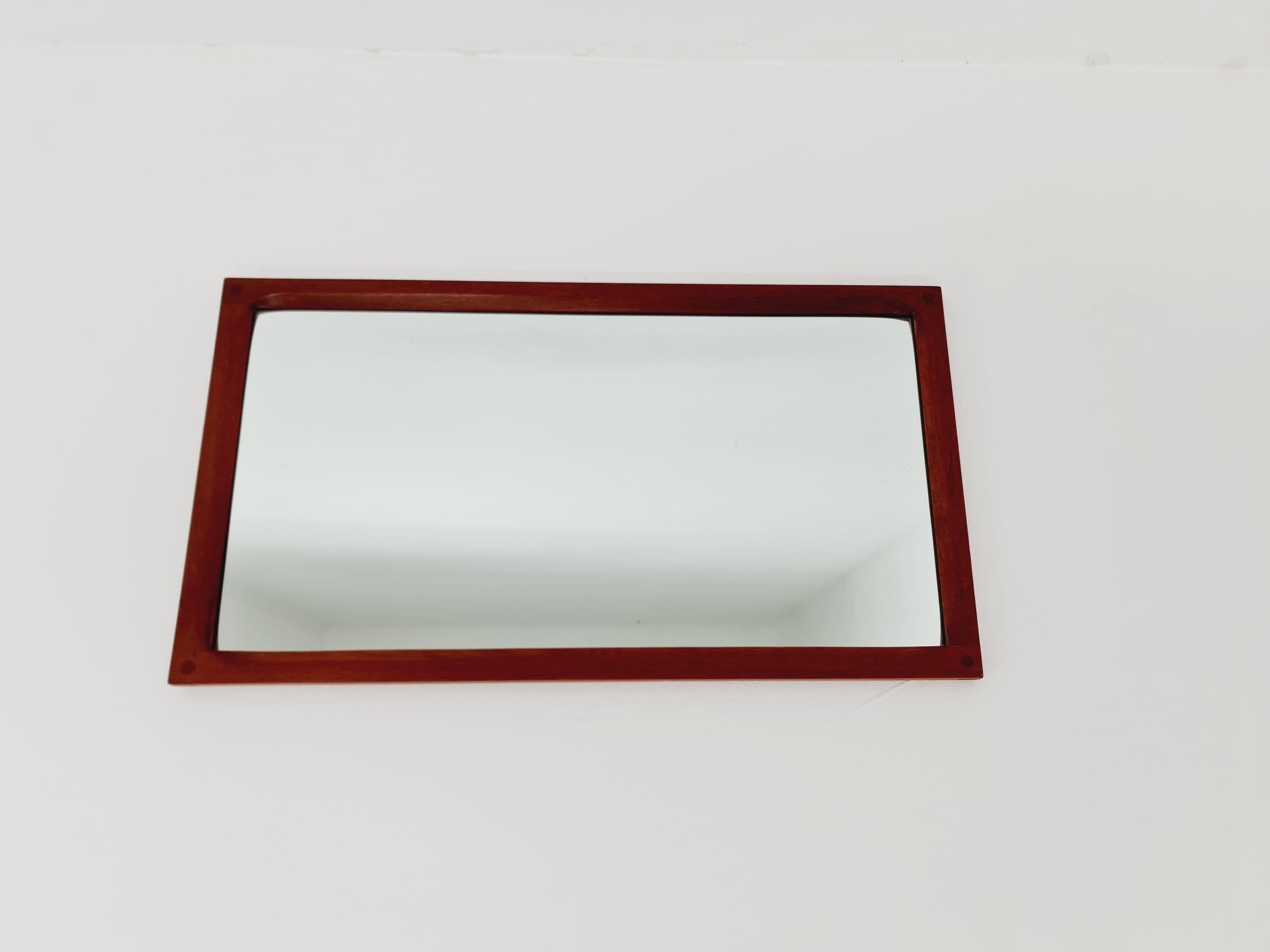 Espejo de pared danés de madera de teca de la modernidad de mediados de siglo Por Aksel Kjersgaard, años 60 en Bueno estado para la venta en Gaggenau, DE