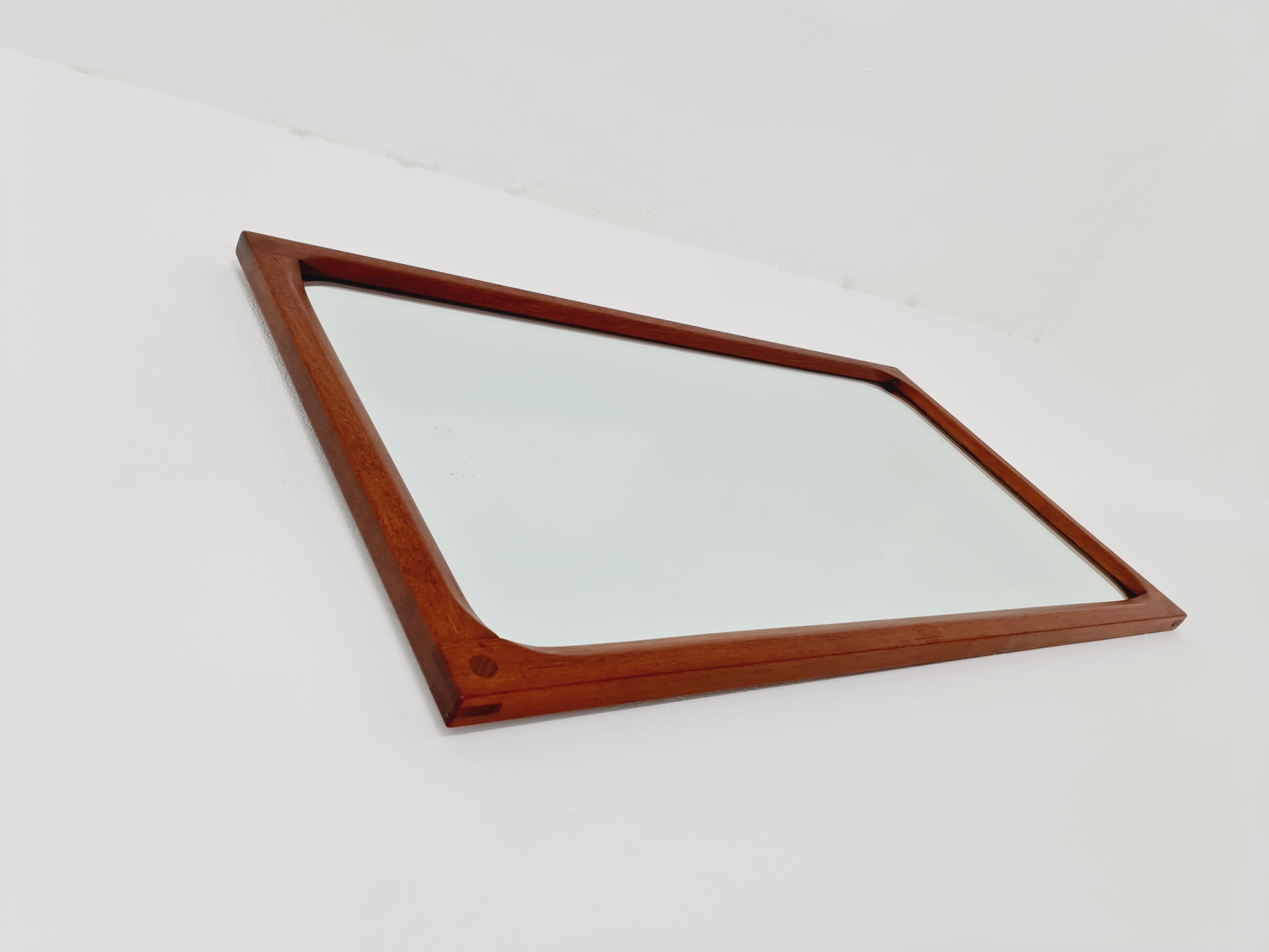 Espejo de pared danés de madera de teca de la modernidad de mediados de siglo Por Aksel Kjersgaard, años 60 mediados del siglo XX en venta