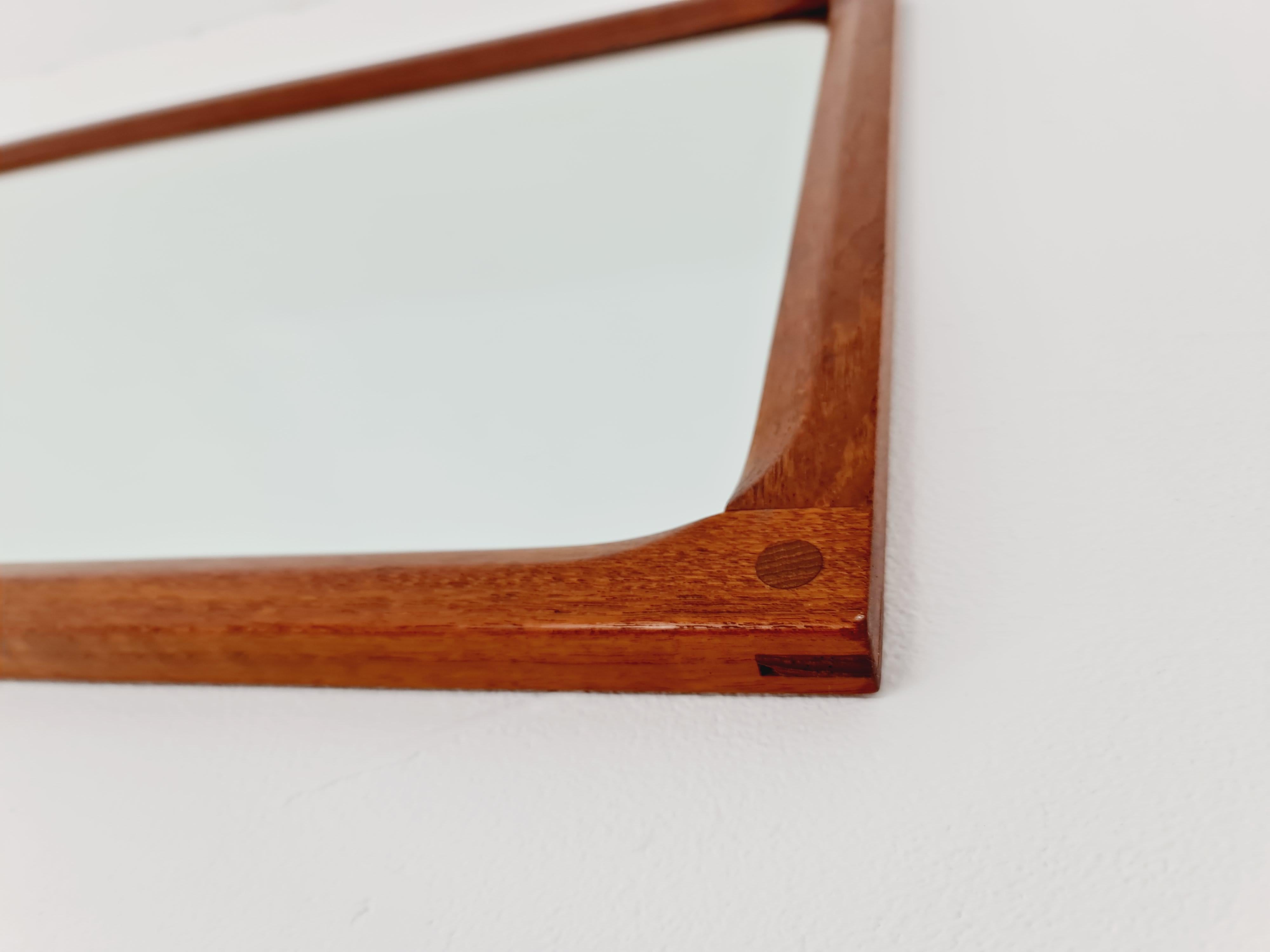 Espejo de pared danés de madera de teca de la modernidad de mediados de siglo Por Aksel Kjersgaard, años 60 Teca en venta