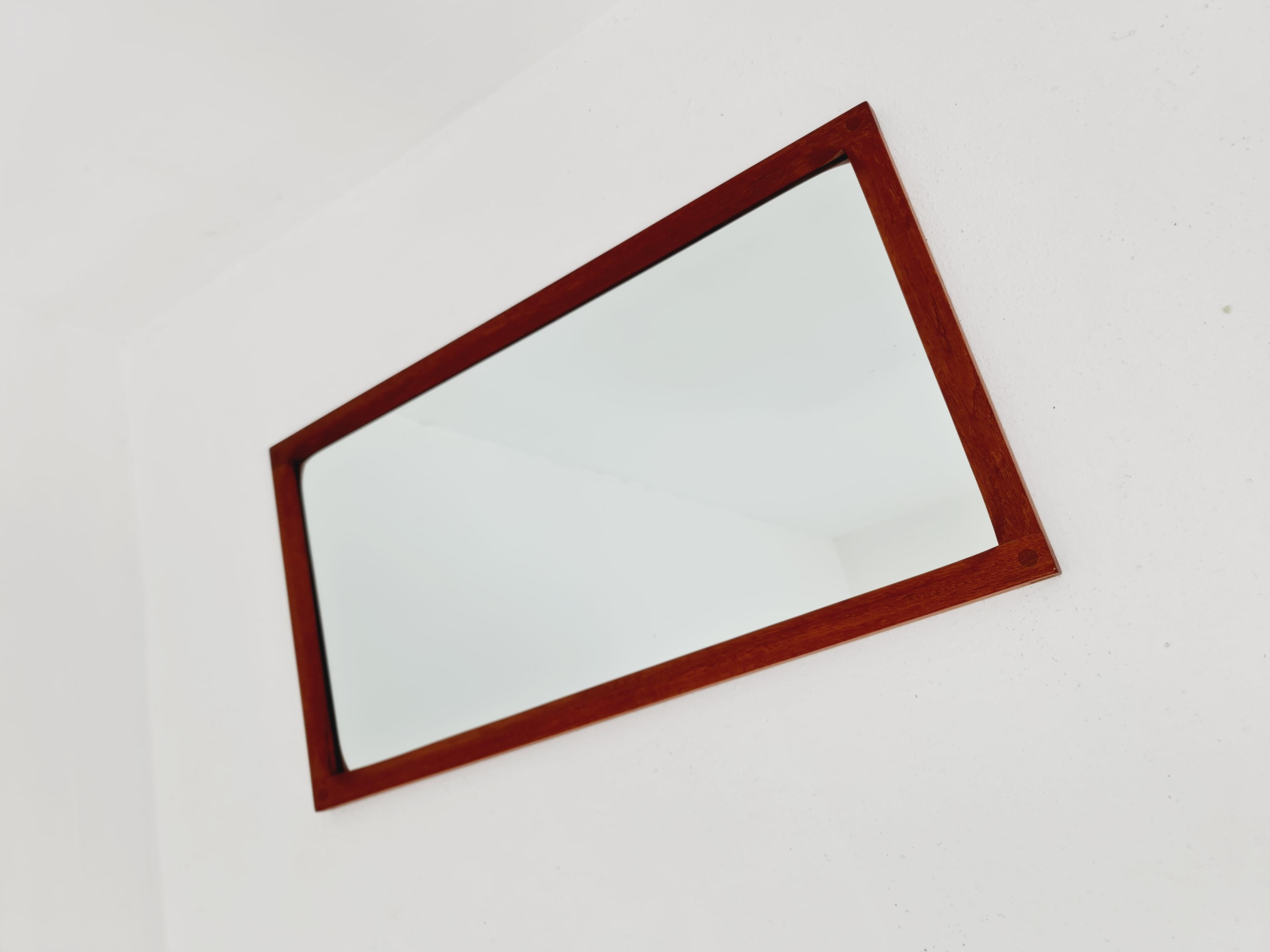 Espejo de pared danés de madera de teca de la modernidad de mediados de siglo Por Aksel Kjersgaard, años 60 en venta 1