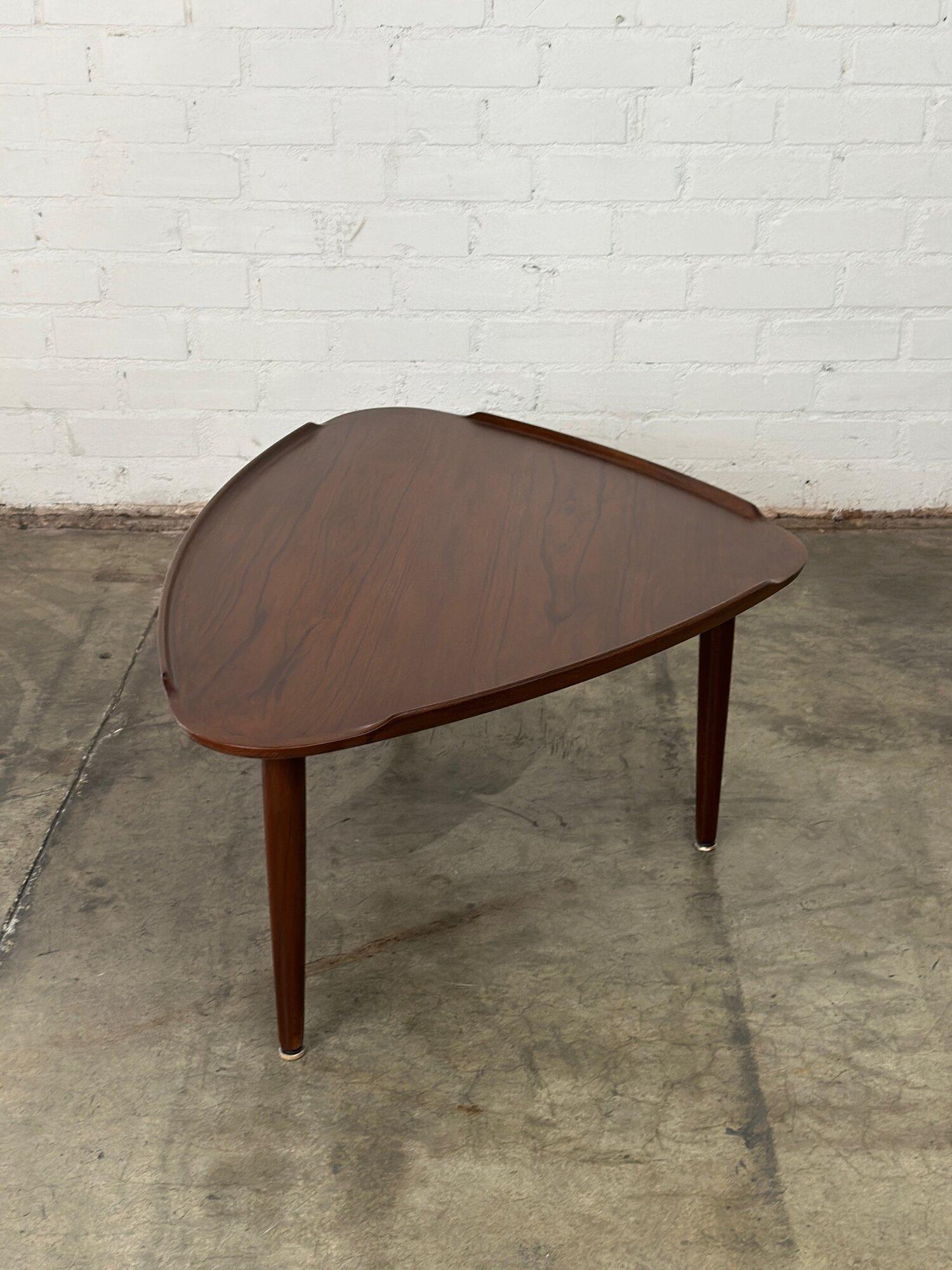 W47 D31 H18

Fully refinished 1960’s Teak Danish Modern coffee table. Table features 3 slightly tapered legs, with a rounded triangular surface with a raised lip edge.