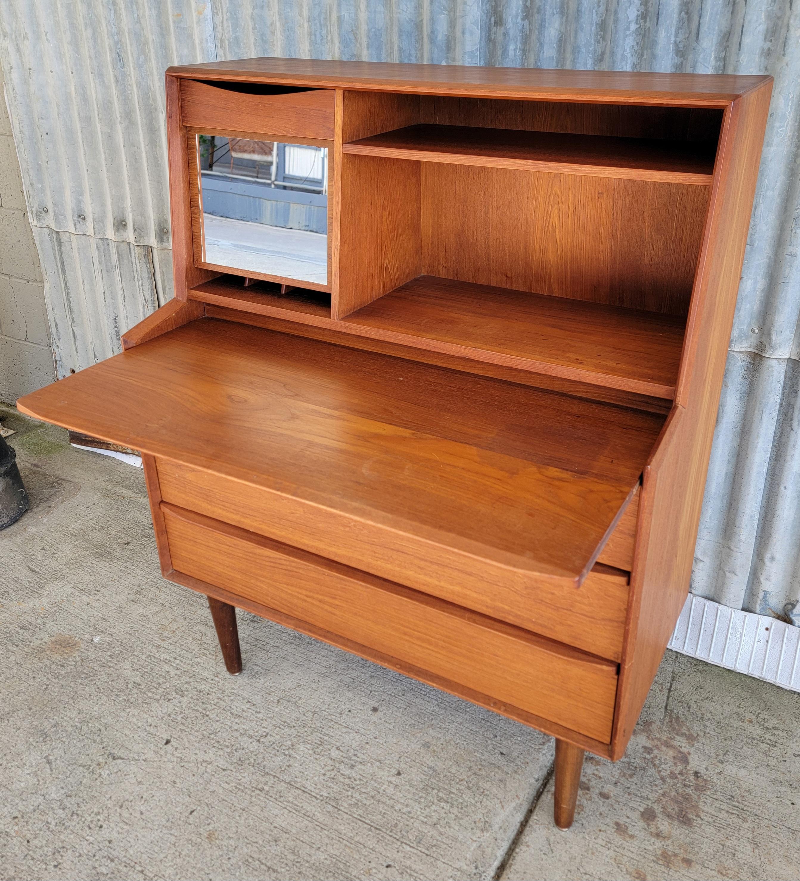 Teak Danish Modern Desk / Secretary In Good Condition For Sale In Fulton, CA