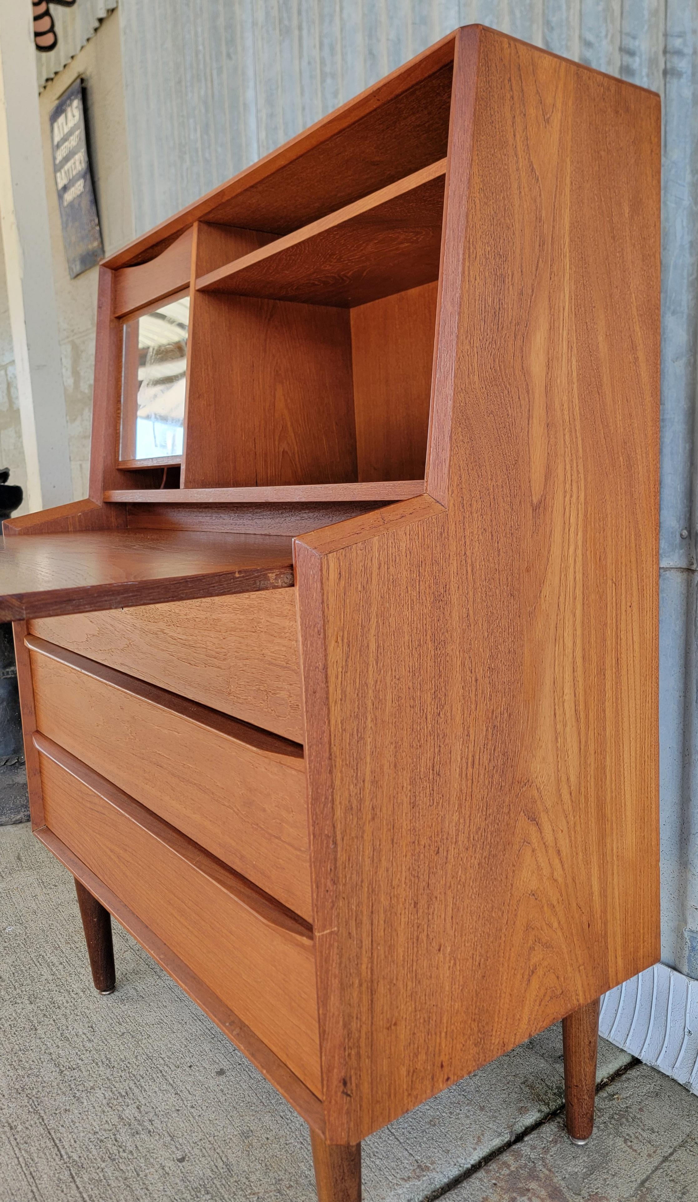 Escritorio/Secretaria moderno danés de teca en Bueno estado para la venta en Fulton, CA