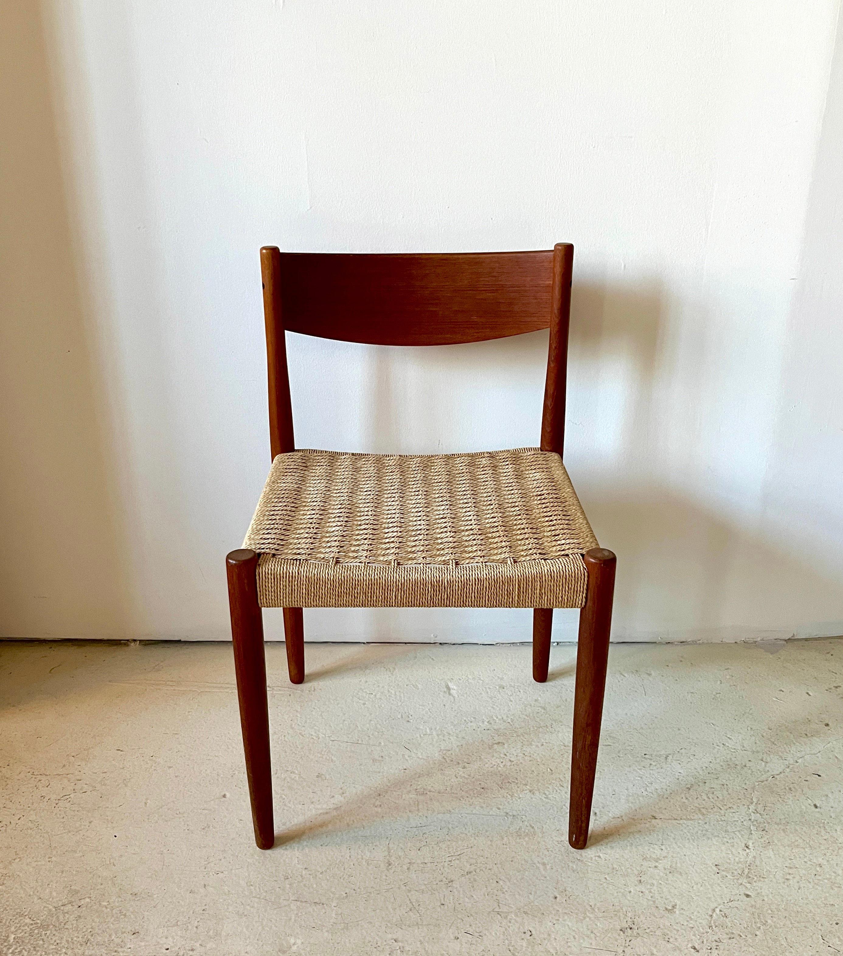 Chaises de salle à manger danoises en teck massif sculpté, fabriquées au Danemark par Poul M. A&M pour Frem Røjle.

Les chaises sont dotées d'étonnants pieds sculpturaux, d'un grain de bois de teck et de dossiers d'assise ! Les détails sont d'une