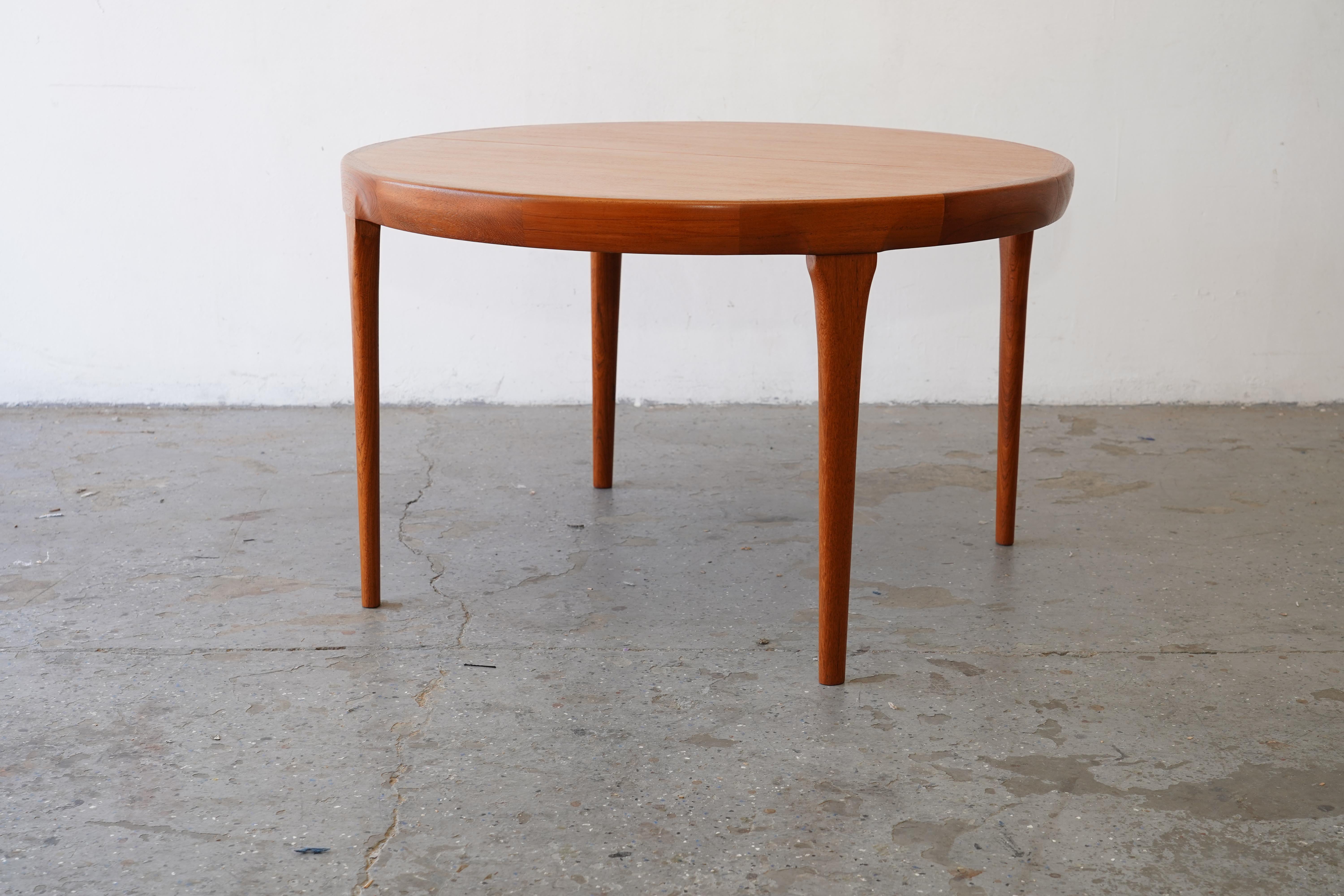Teak Danish Modern Dining Table by Ib Kofod-Larsen for Faarup Møbelfabrik with Two Leaves

This elegant Danish Modern dining table, designed by Ib Kofod-Larsen for Faarup Møbelfabrik, features exquisite teak craftsmanship and timeless design. The