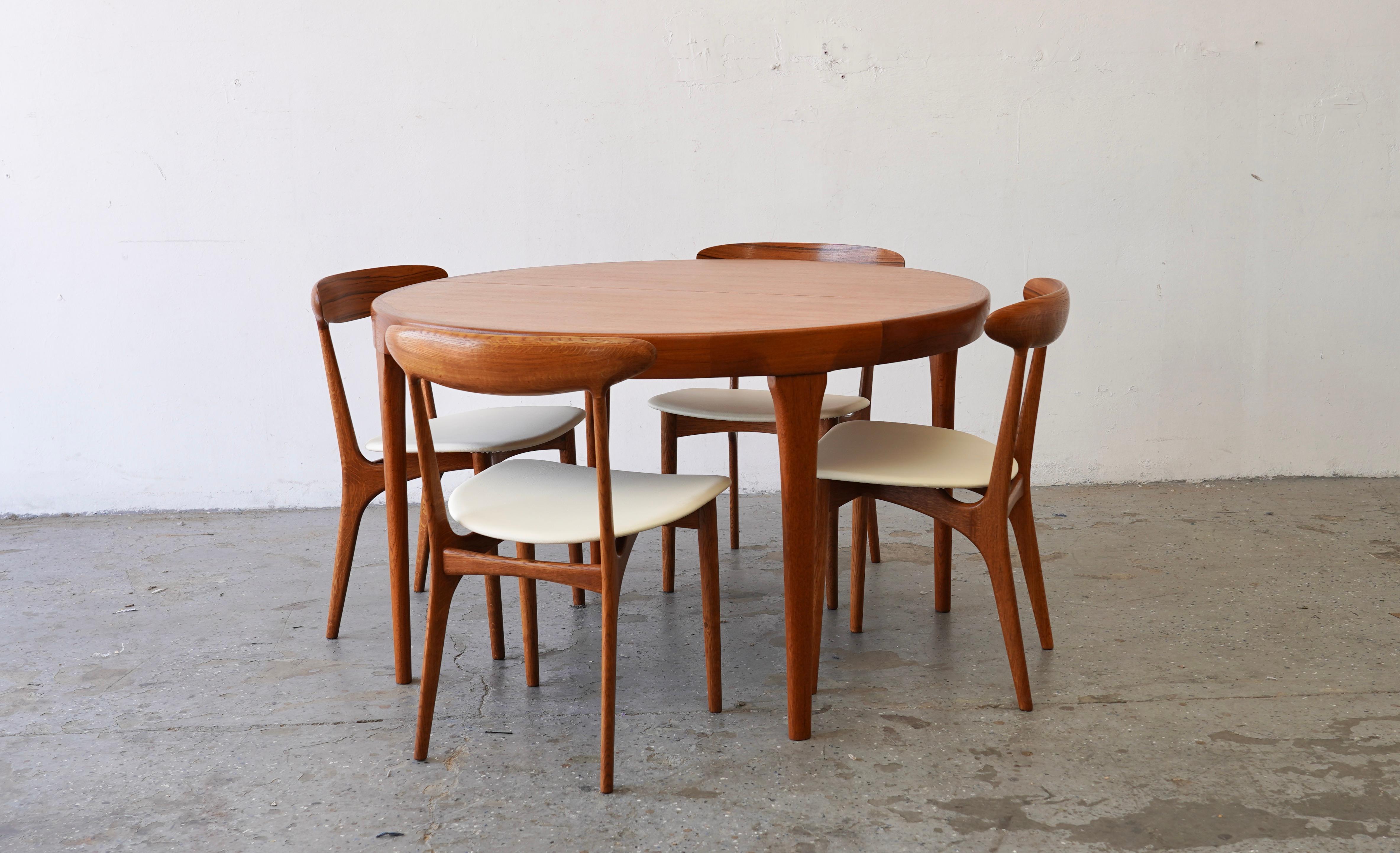 Teak Danish Modern Dining Table by Ib Kofod-Larsen for Faarup Møbelfabrik In Good Condition In Las Vegas, NV