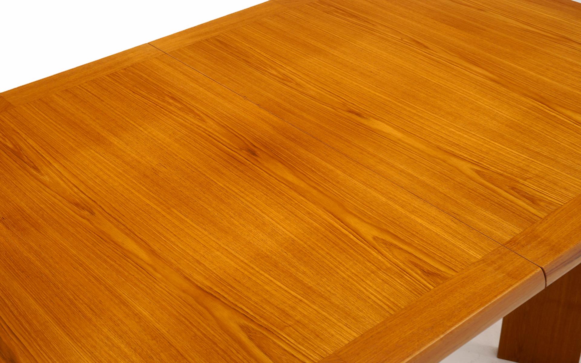 Teak Danish Modern Dining Table w/ Two Self Storing Leaves by Scovby In Good Condition In Kansas City, MO