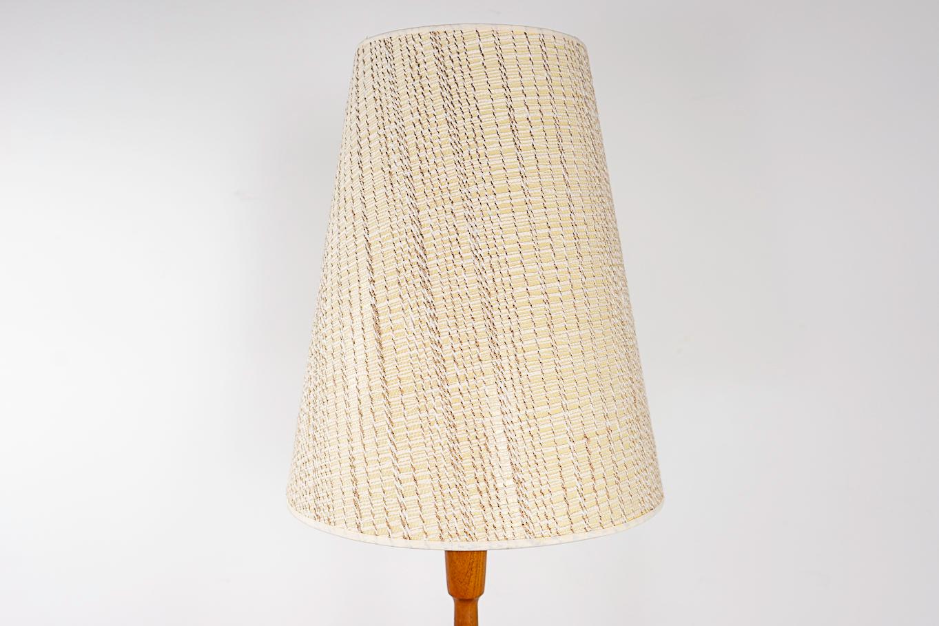 Dänische moderne Stehlampe aus Teakholz mit Tisch im Zustand „Gut“ im Angebot in VANCOUVER, CA