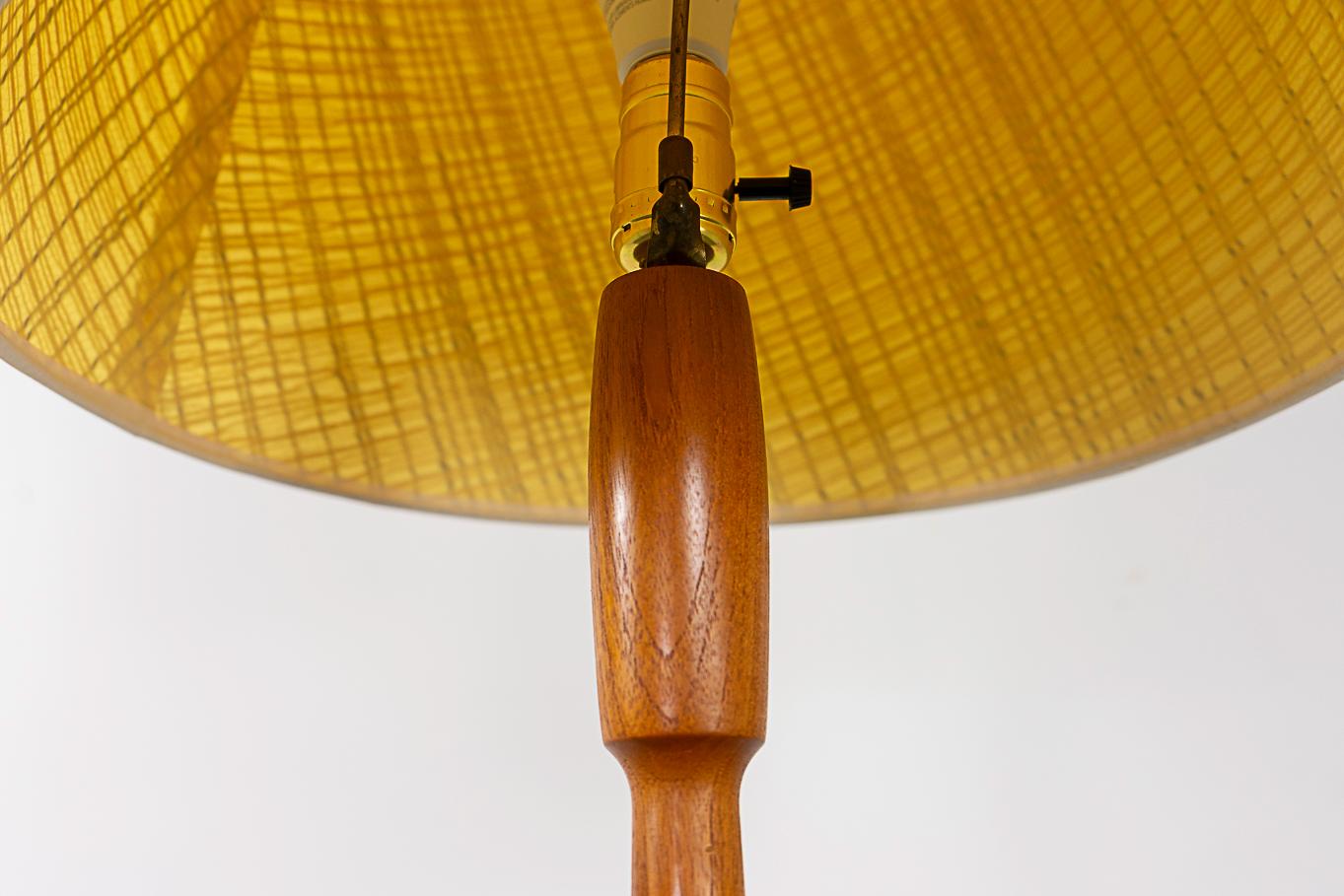 Dänische moderne Stehlampe aus Teakholz mit Tisch (Mitte des 20. Jahrhunderts) im Angebot