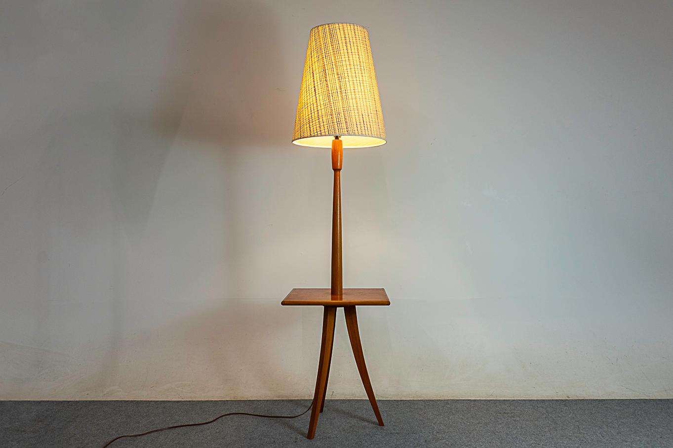 Dänische moderne Stehlampe aus Teakholz mit Tisch im Angebot 4
