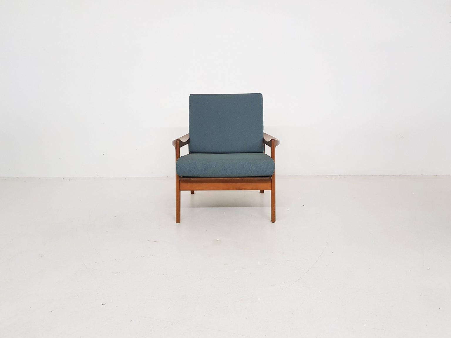 Scandinavian modern lounge chair, Denmark made in the 1960s

It has a teak frame with new cushions and new green upholstery.

Nice lounge chair with a nice organic shape and beautiful midcentury Danish or Scandinavian design by Tove and edvard