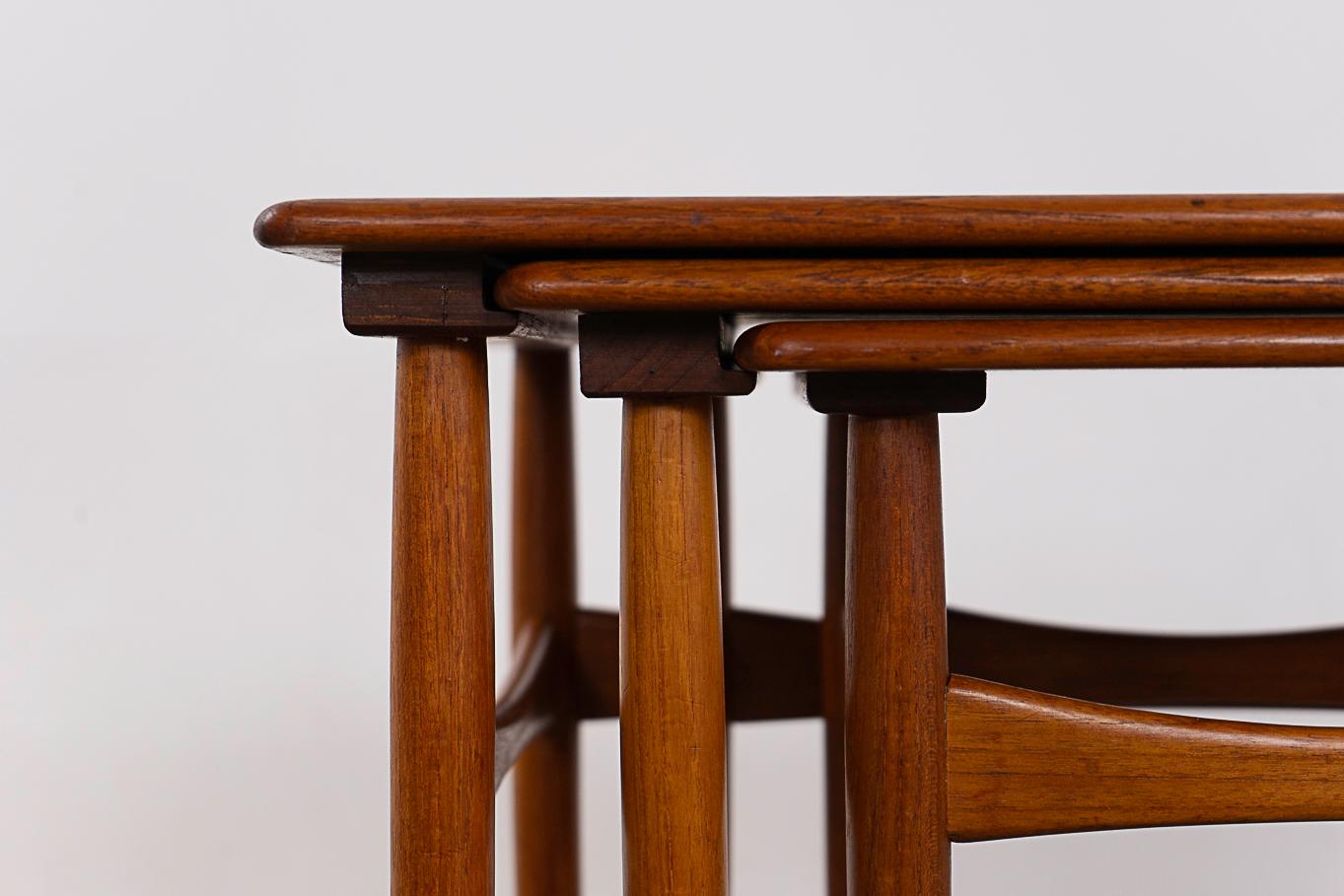 Teak Danish Modern Nesting Tables In Good Condition For Sale In VANCOUVER, CA