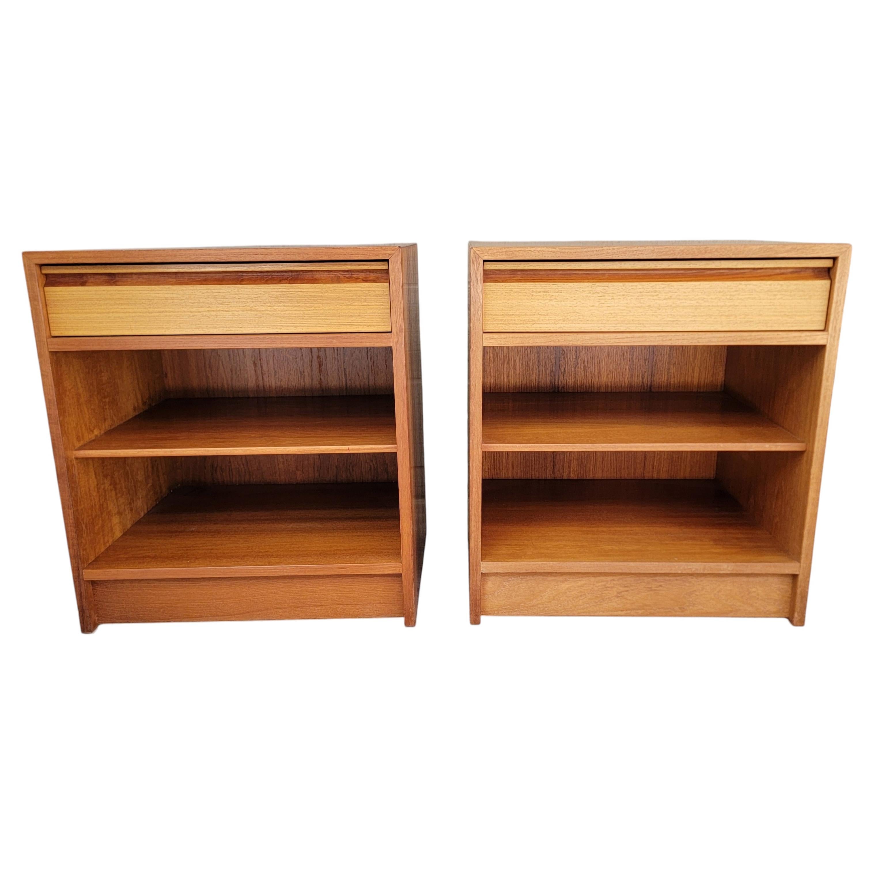 Paire de tables de chevet modernes danoises en teck en vente