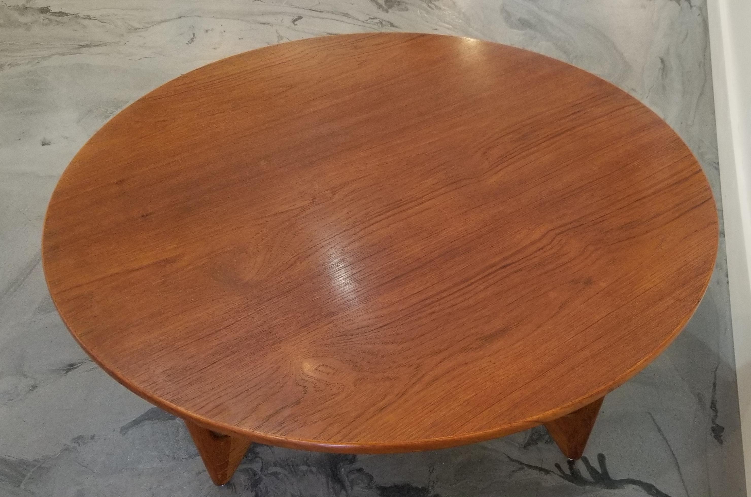Scandinavian Modern Teak Danish Modern Round Coffee or Side Table For Sale