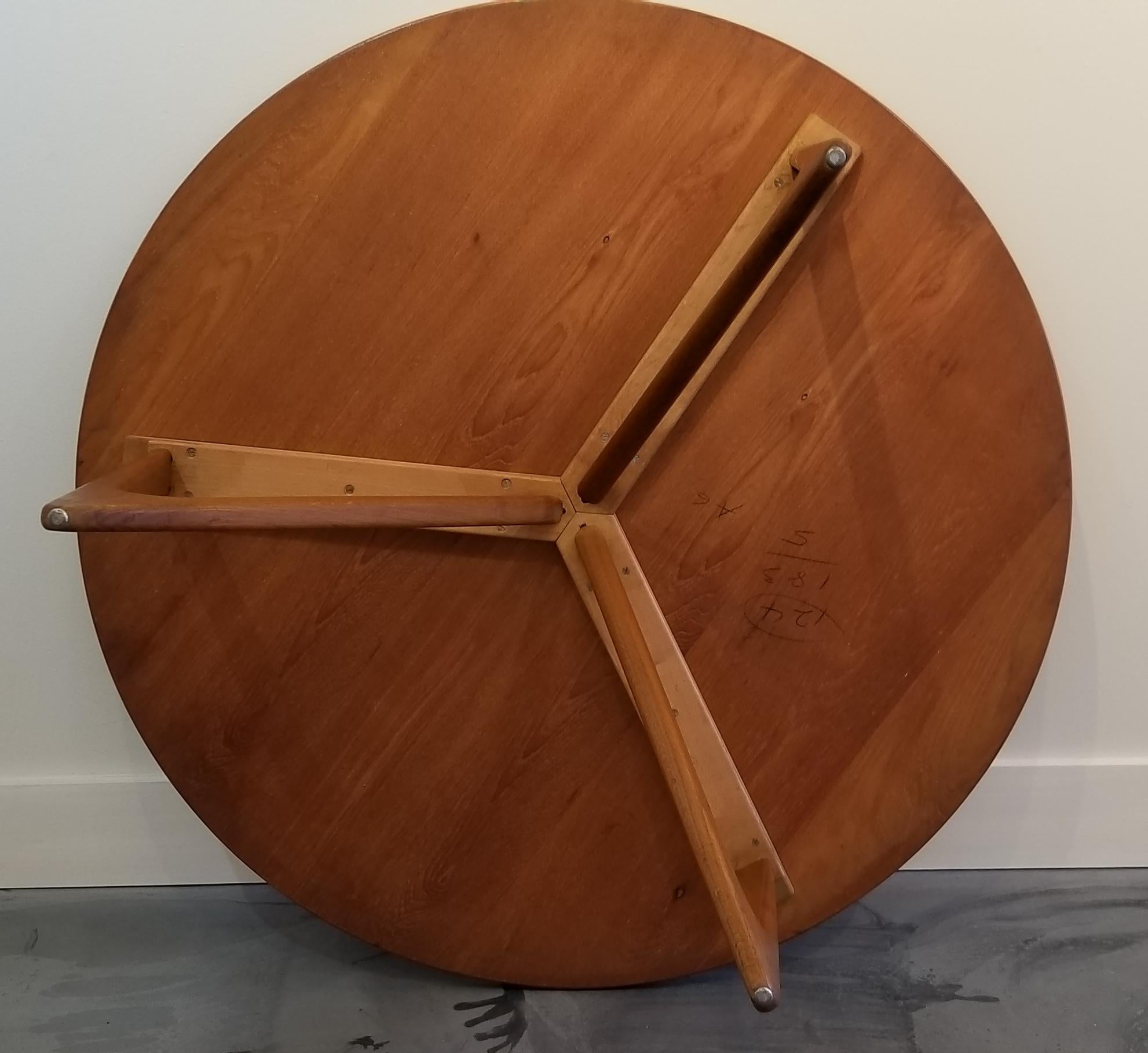 Teak Danish Modern Round Coffee or Side Table In Good Condition For Sale In Fulton, CA
