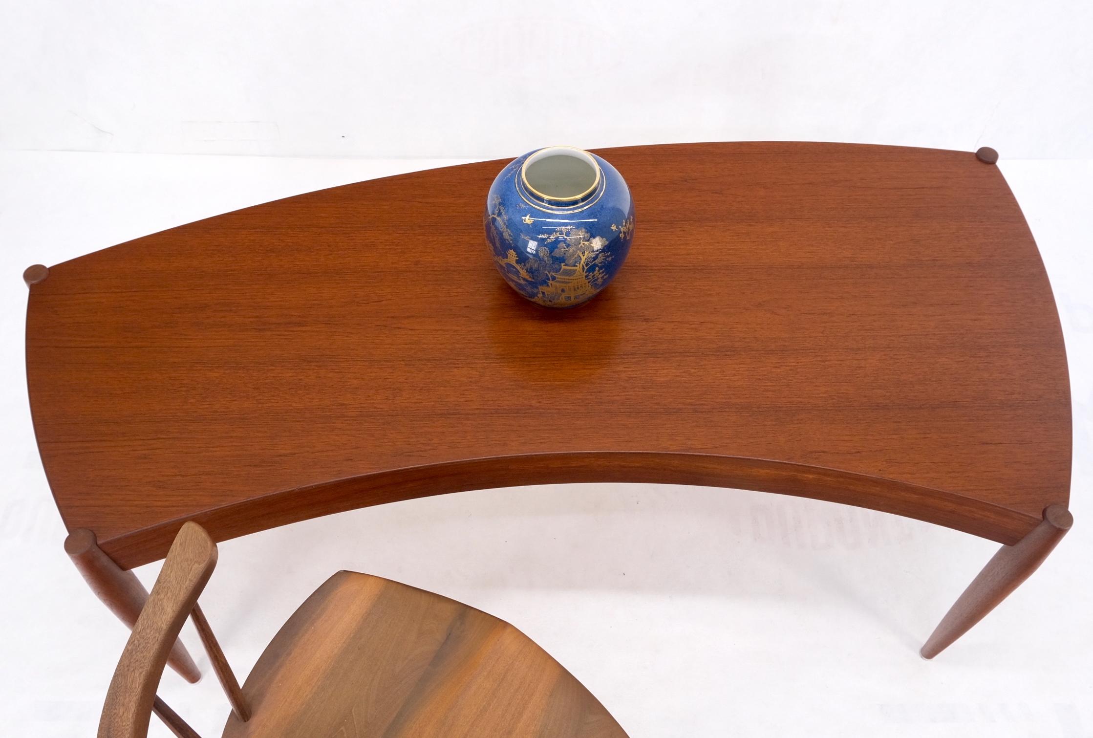 Teak Danish Modern Wrap Around Fan Shape Coffee Table Dowel Tapered Legs Mint! For Sale 5